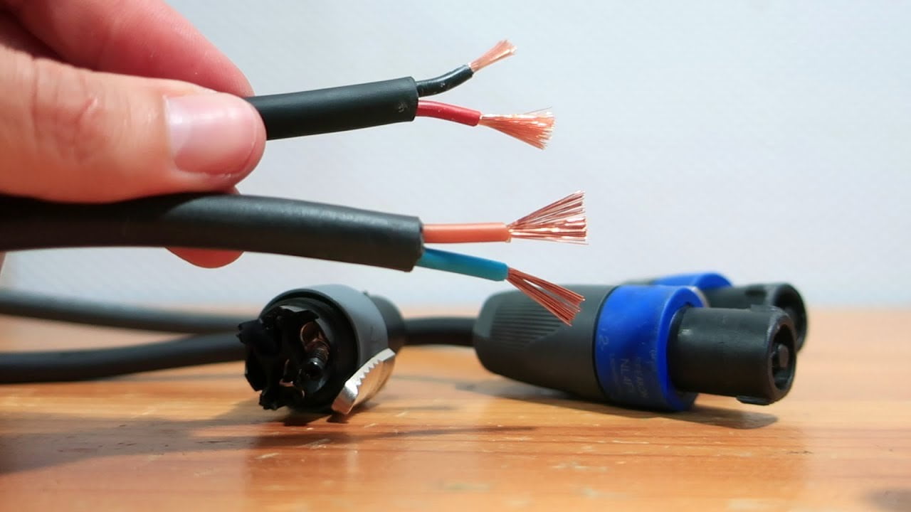 ¿Cómo se llama el cable de los altavoces?