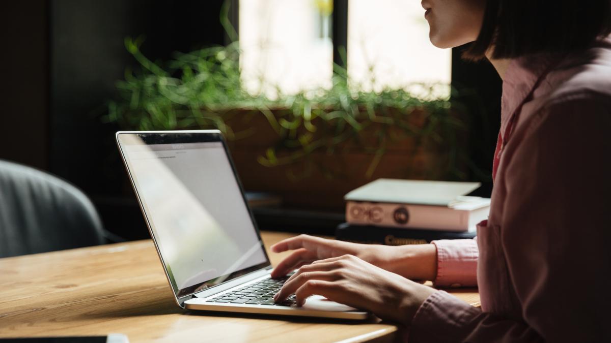 Puertos y cables para vídeo, datos y energía