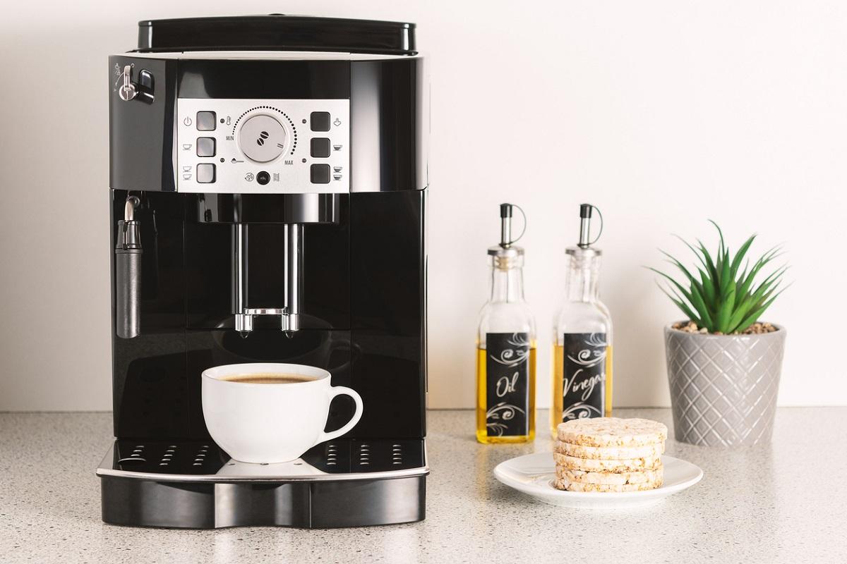 Cafetera inteligente moderna en cocina