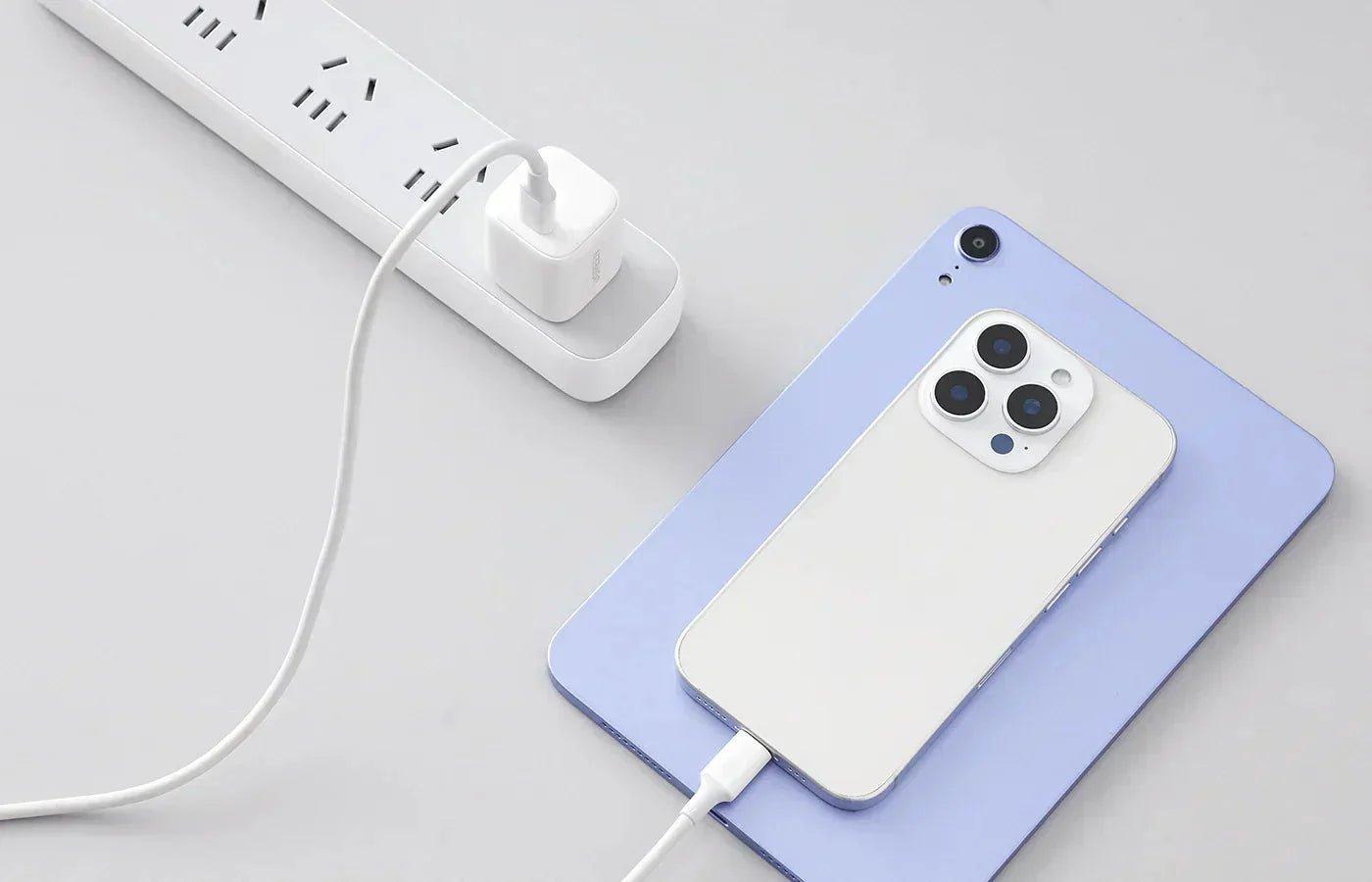 movil cargando por la noche