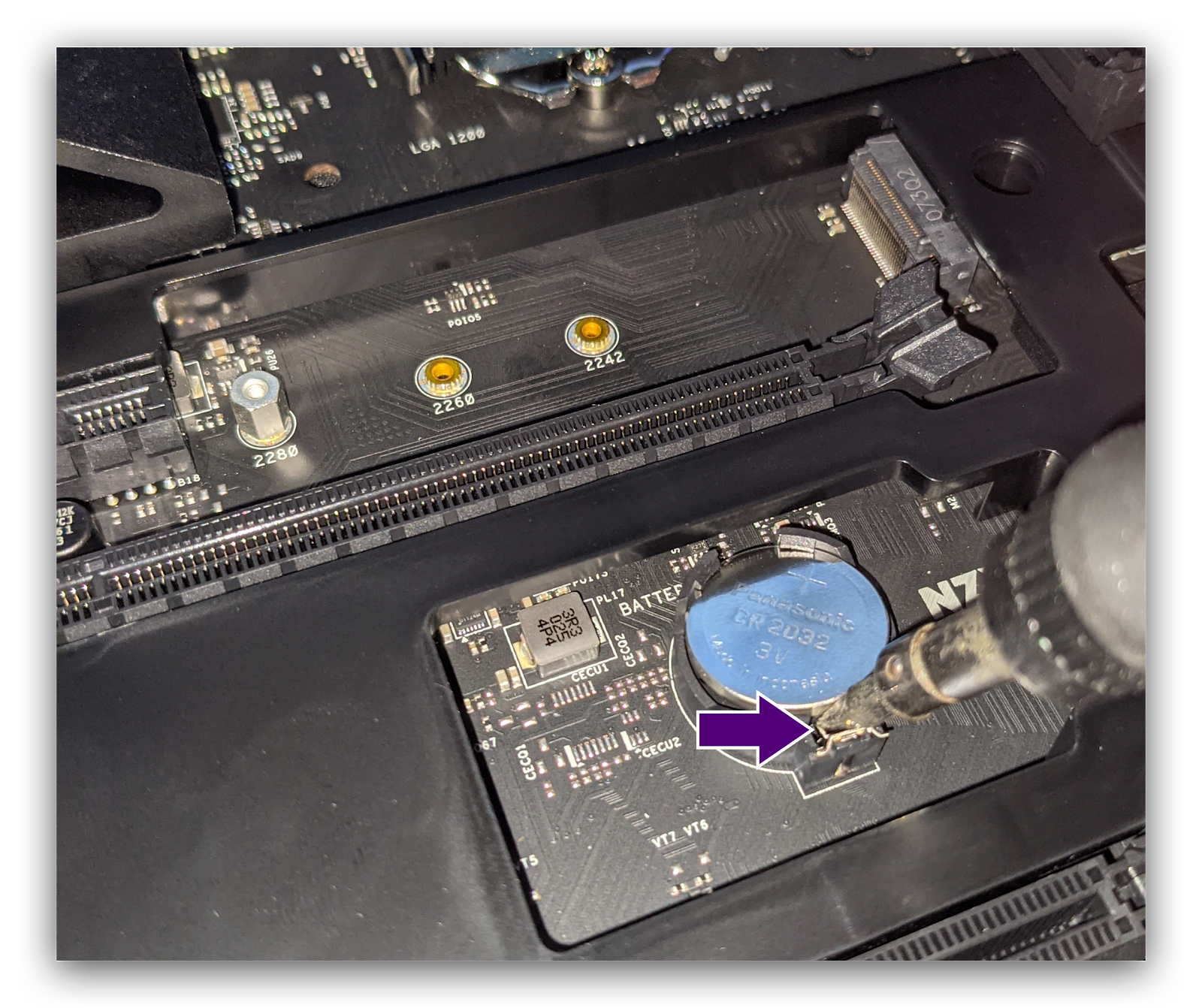 Detalle pila CMOS en placa de NAS