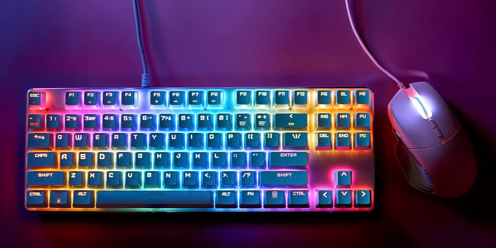 Cómo limpiar el teclado correctamente Teclado de ordenador limpio sobre escritorio