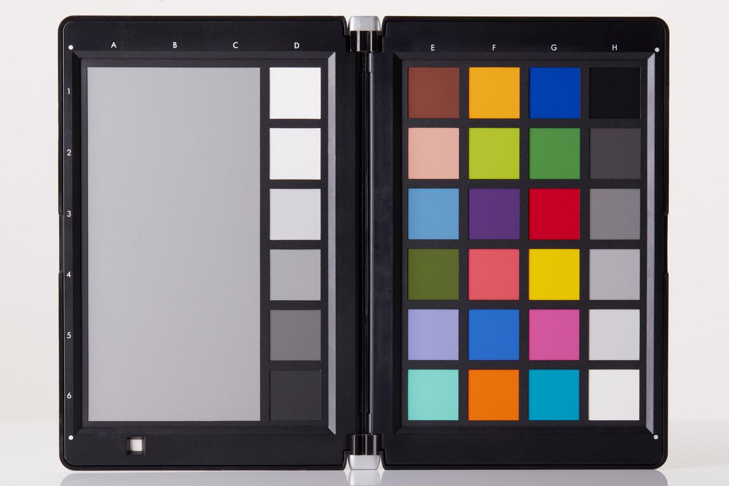 Tabla de calibración de color profesional utilizada para asegurar la precisión cromática en monitores de diseño.