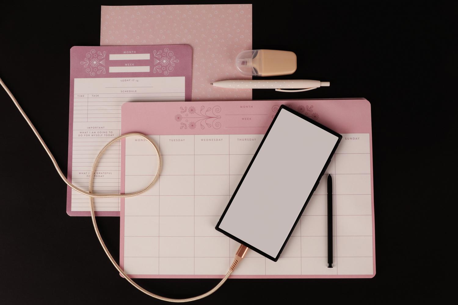 Escritorio organizado con tableta y agenda, reflejando la planificación y la estructura de flujos de trabajo.
