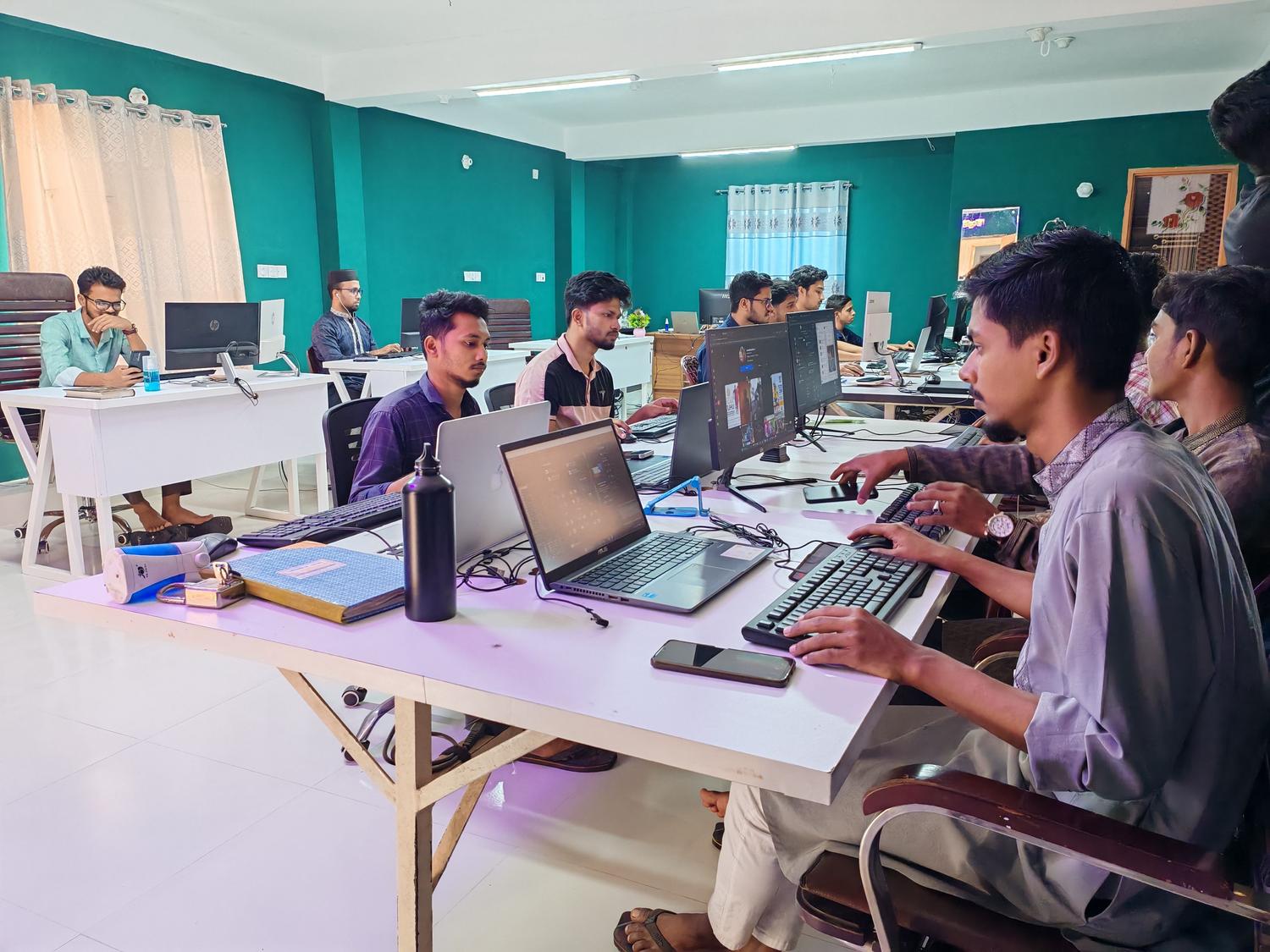 Profesionales trabajando de forma colaborativa en un entorno de oficina luminoso y moderno, reflejando la productividad y eficiencia del ecosistema Setapp.
