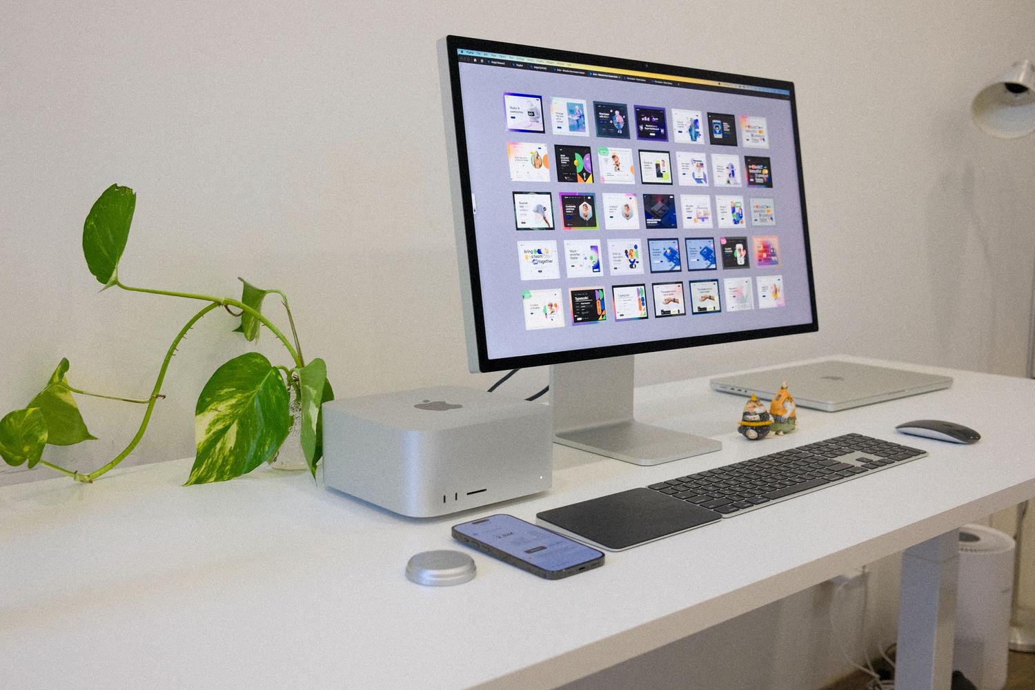 Moderno puesto de trabajo minimalista con monitor y periféricos organizados para maximizar la productividad.