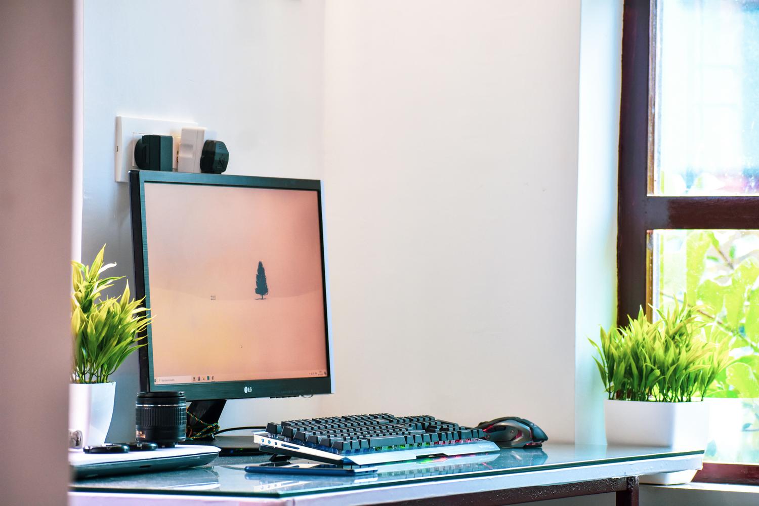 Espacio de trabajo luminoso y despejado con un monitor que muestra un fondo de pantalla minimalista, evocando claridad mental.