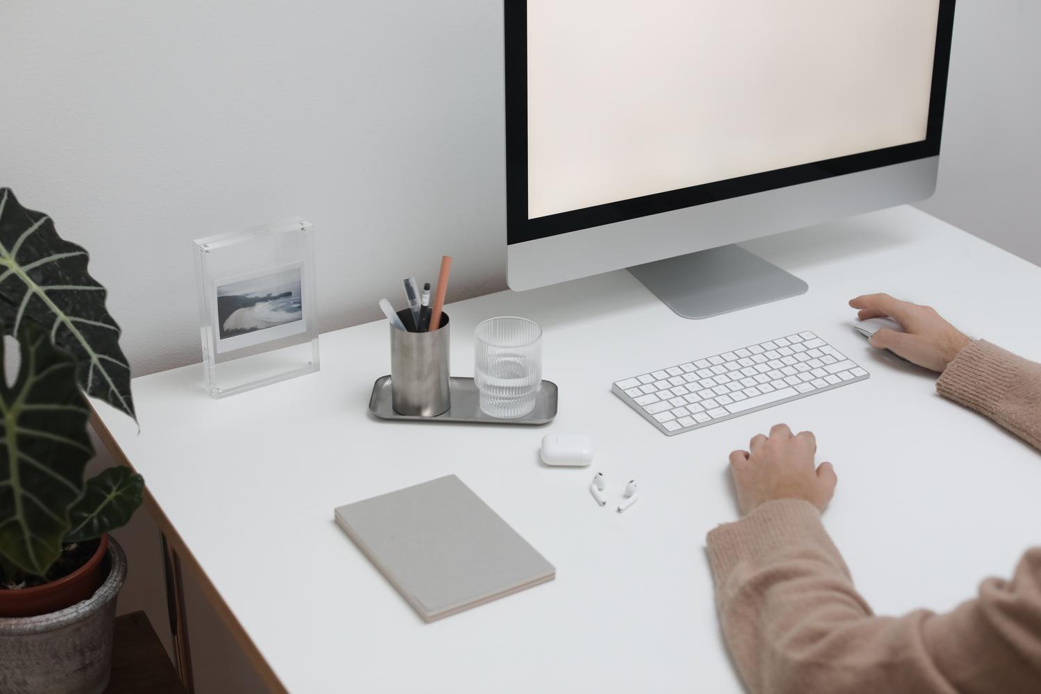 Primer plano de una persona trabajando en un entorno digital optimizado y libre de desorden visual.