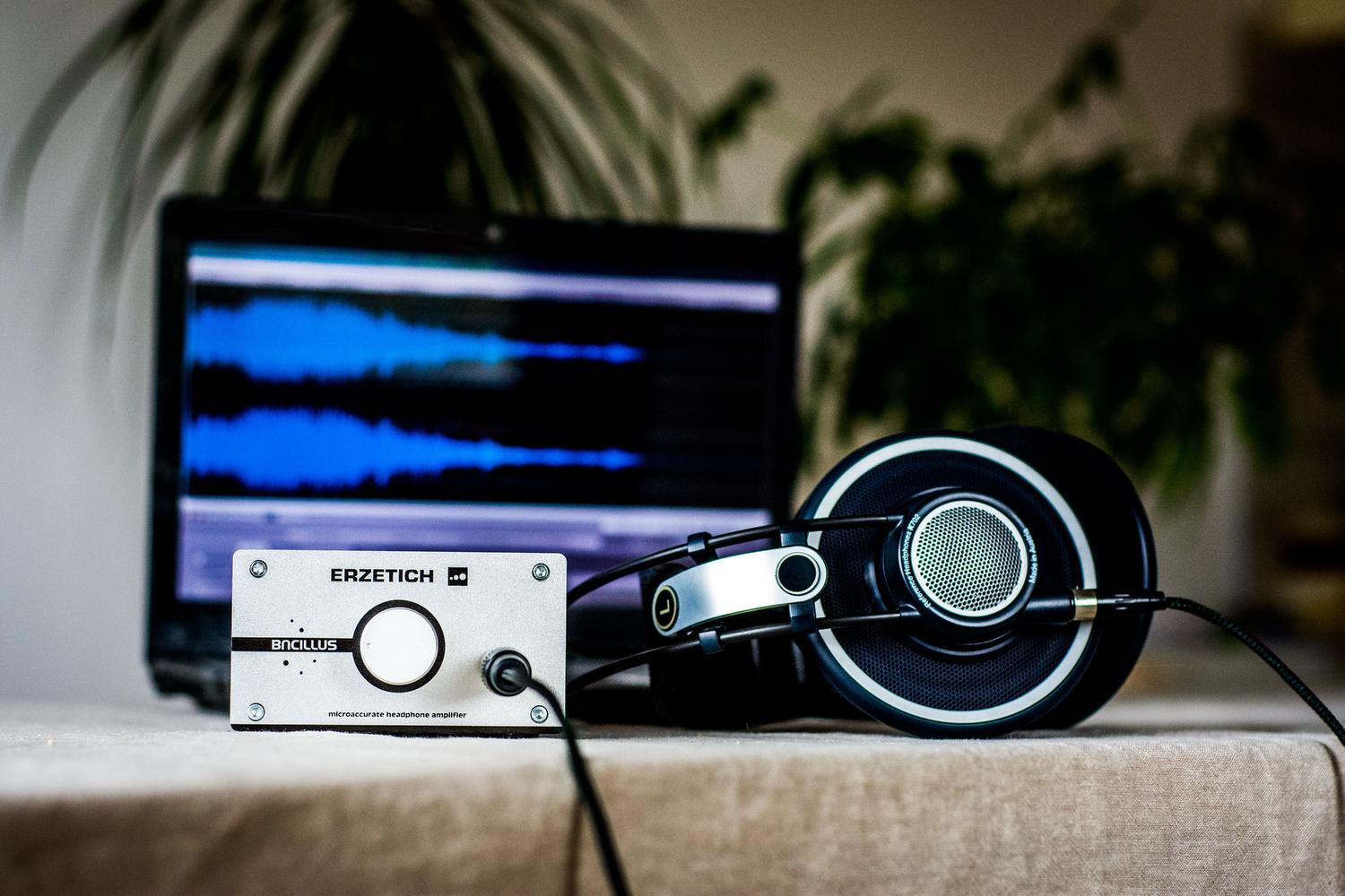 Equipo de audio de alta fidelidad con amplificador y auriculares, ideal para la optimización del sonido.
