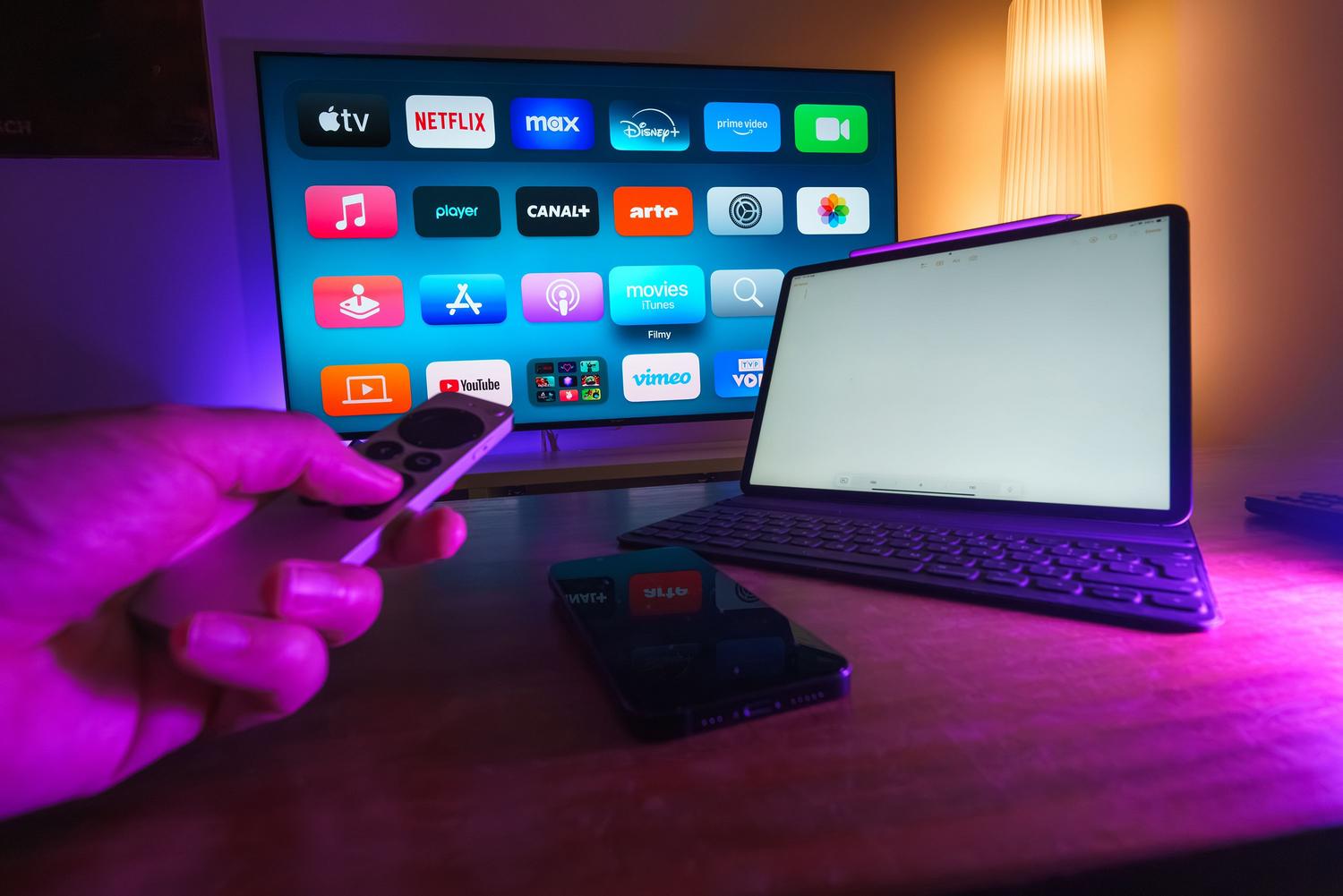 Configuración de entretenimiento en casa con servicios de streaming visibles en Smart TV, tablet y smartphone.