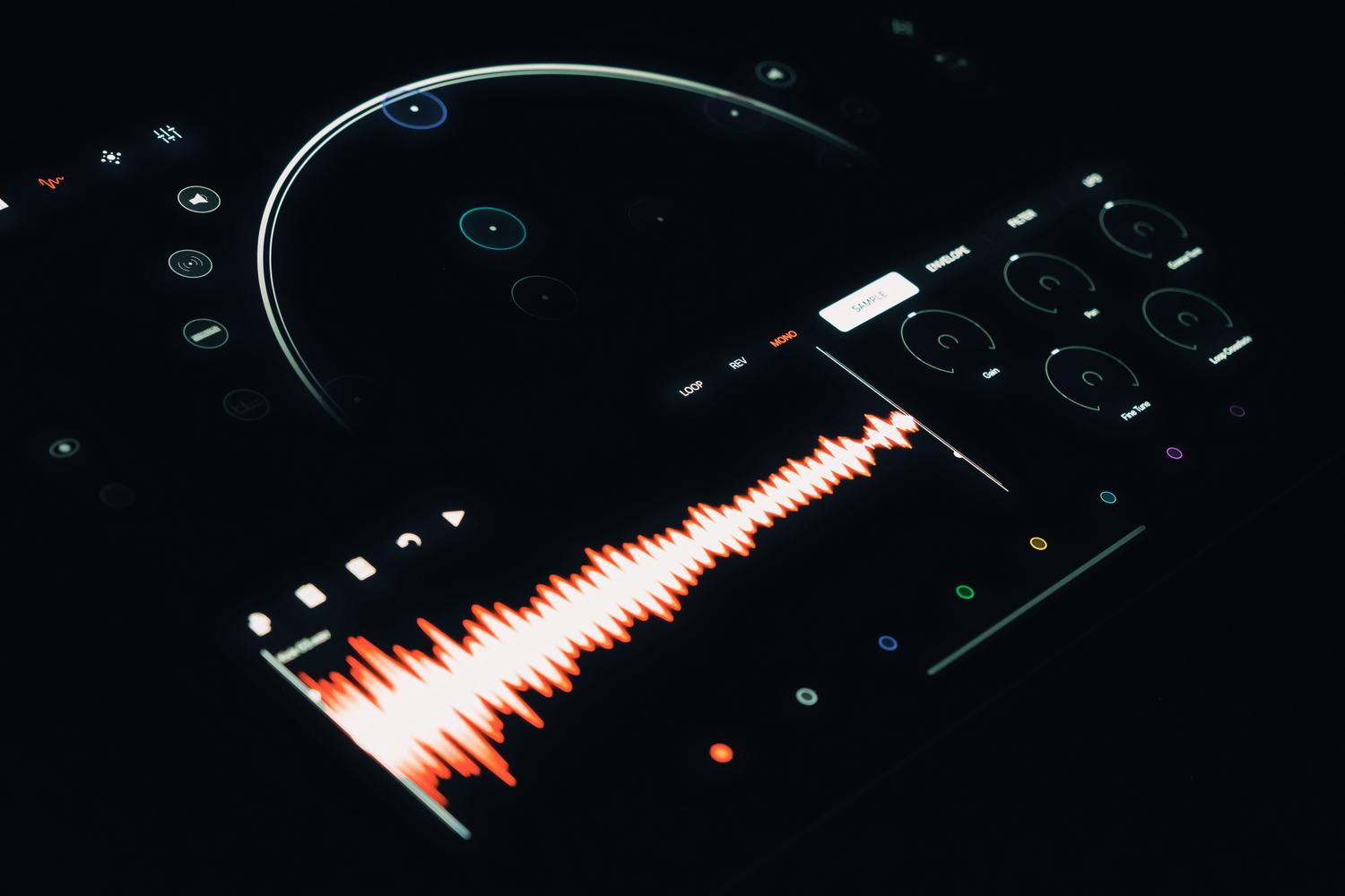 Interfaz digital de audio mostrando una onda sonora vibrante y elementos de control
