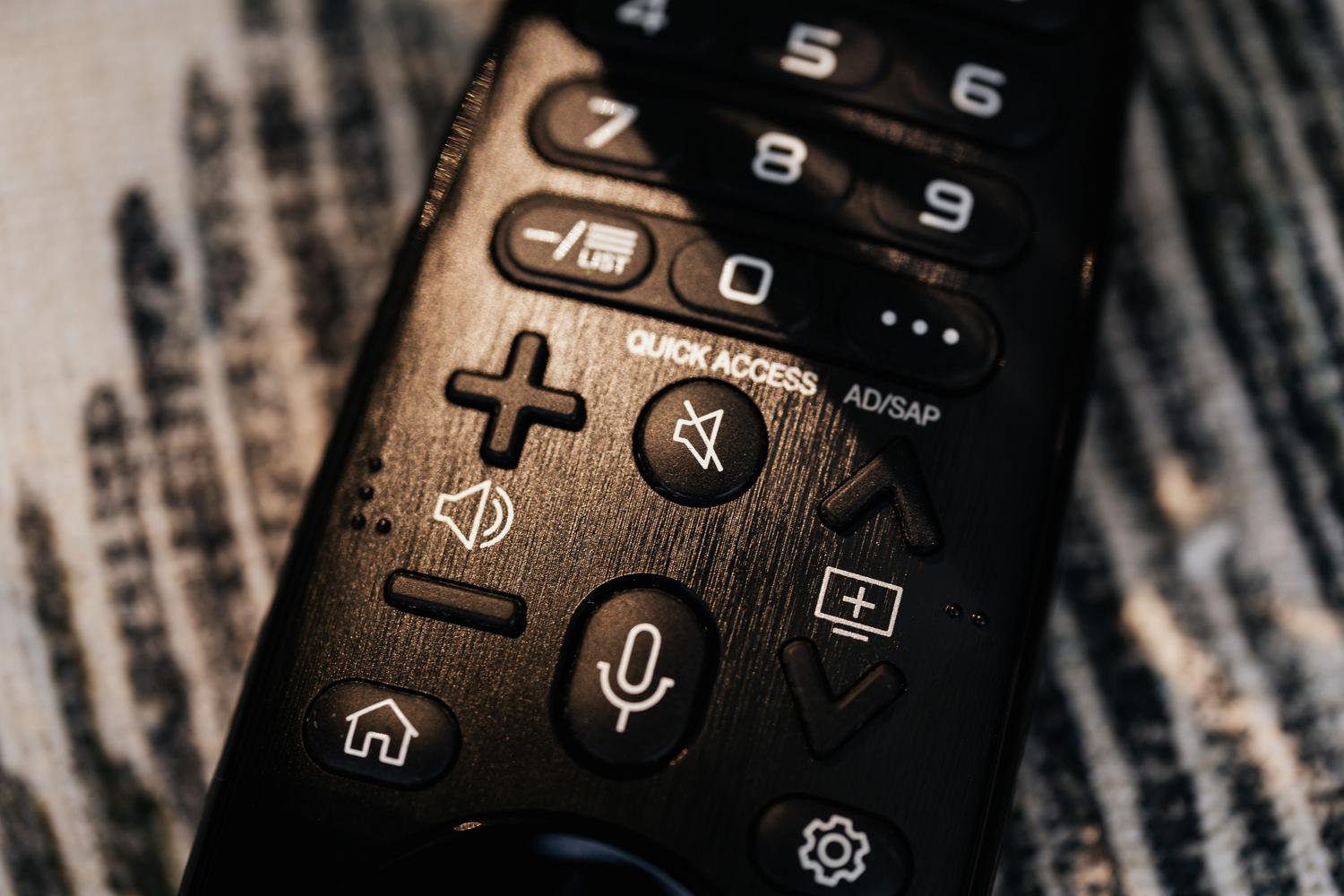 Detalle de un mando a distancia moderno para Smart TV, esencial para navegar por los ajustes de accesibilidad.