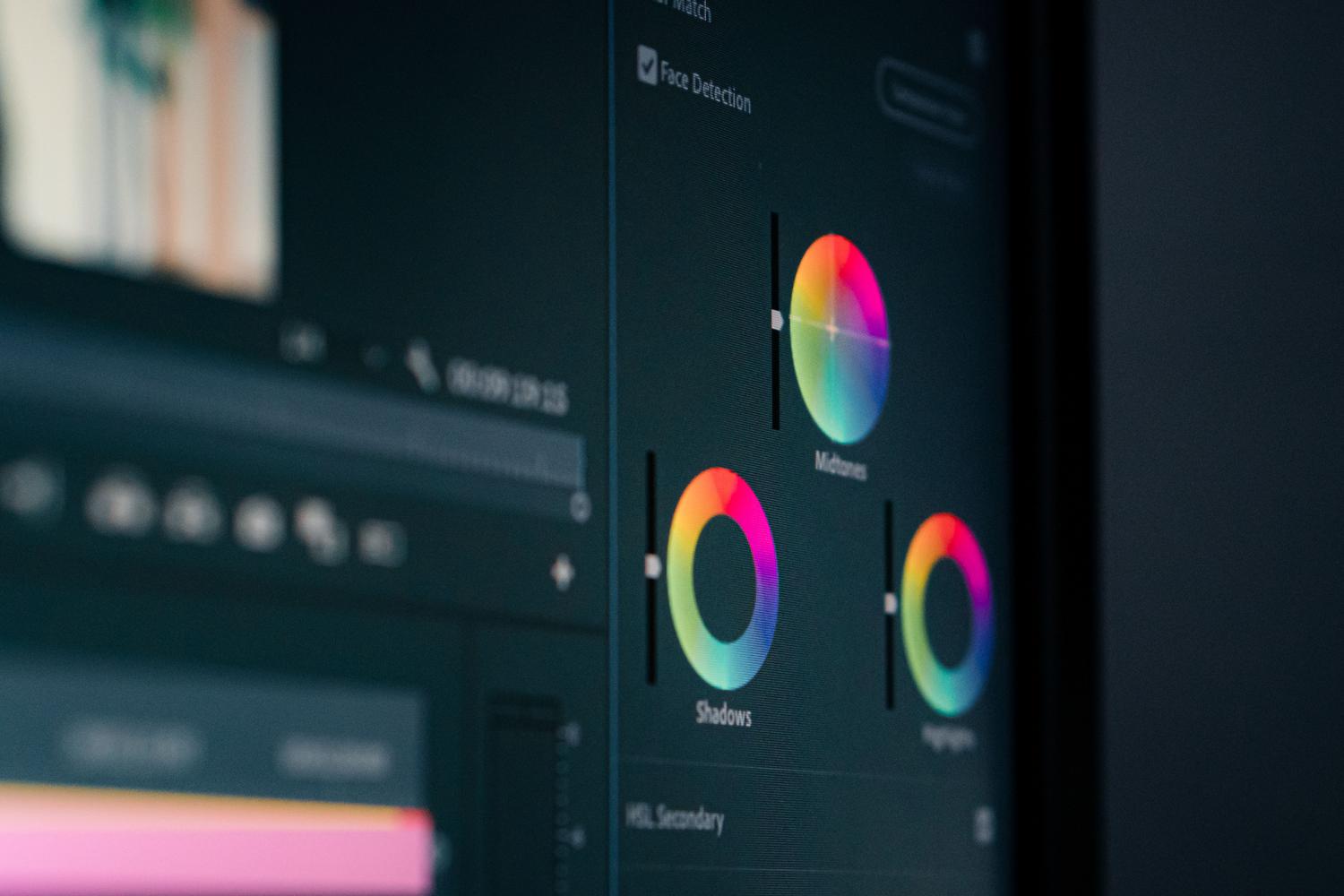 Detalle de ruedas de graduación de color en un monitor, destacando la precisión necesaria en los ajustes de calibración.