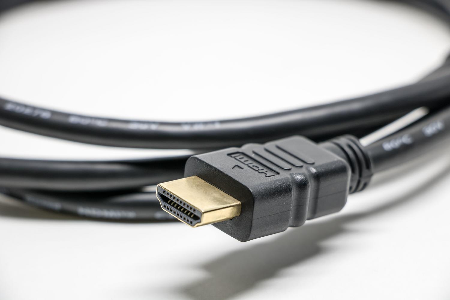Detalle de un conector de cable HDMI, el estándar moderno de conexión digital.