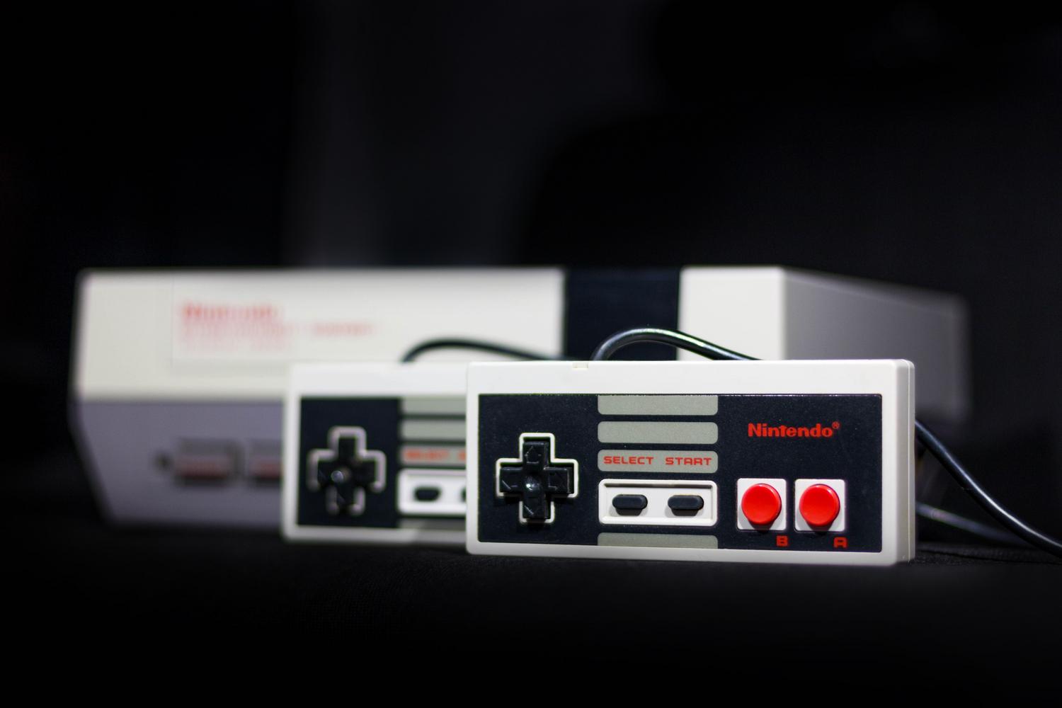 Primer plano de una consola Nintendo NES y sus mandos, icono universal de las consolas antiguas.