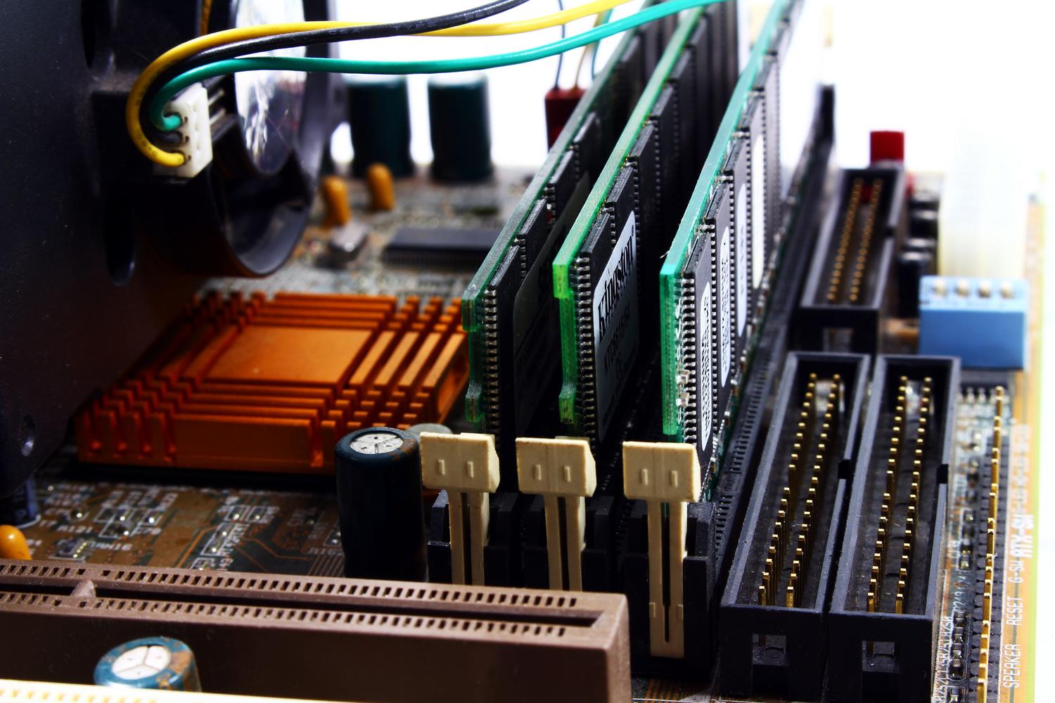 Placa base de ordenador con memoria RAM y chipset, ilustrando los componentes donde se ajustan los controladores.