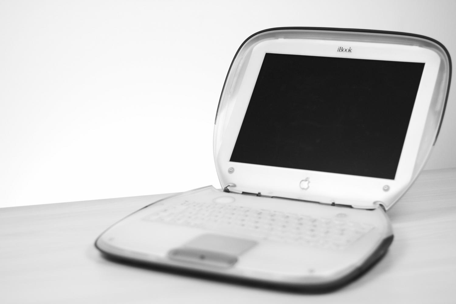Portátil antiguo estilo retro en un escritorio, ejemplificando los equipos modestos compatibles con Linux.
