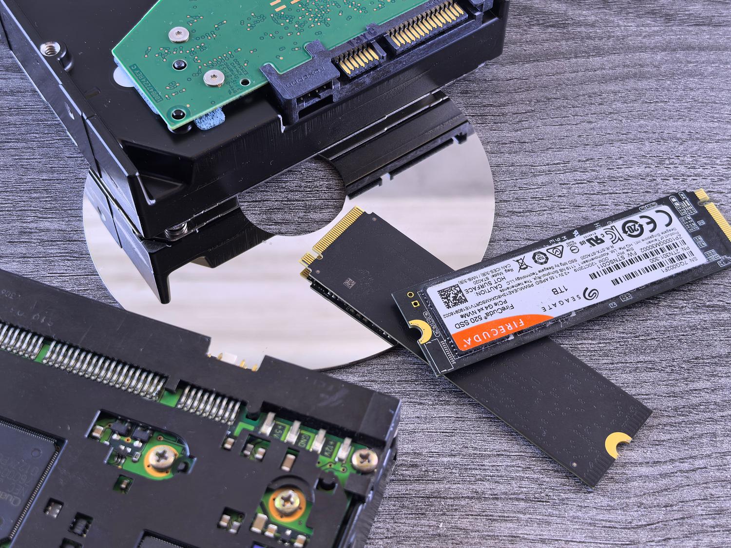 Comparativa de almacenamiento entre un SSD NVMe, un disco duro HDD y un CD, destacando la mejora de velocidad.