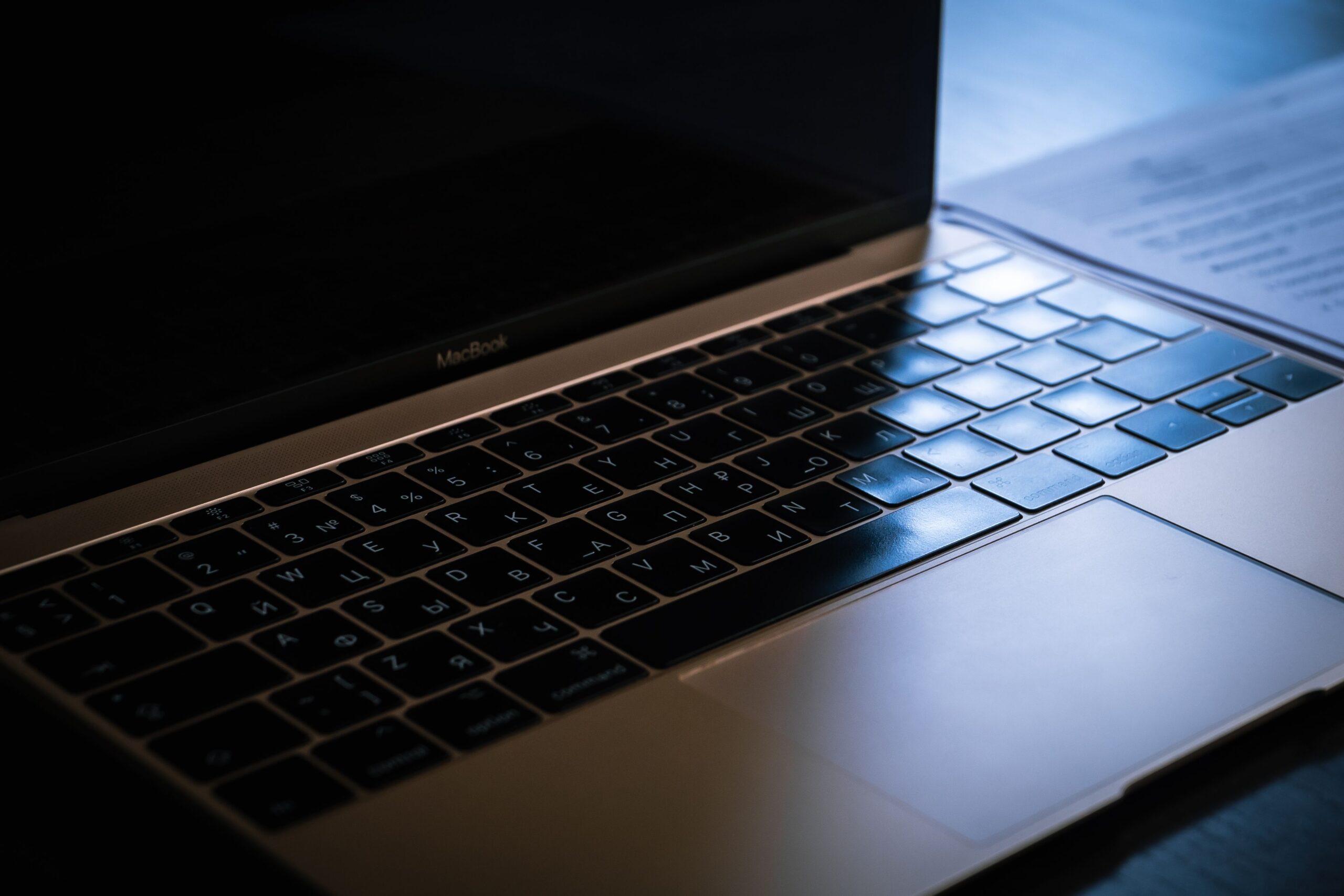 Primer plano del teclado de un portátil, útil para mostrar los atajos de teclado de suspensión.