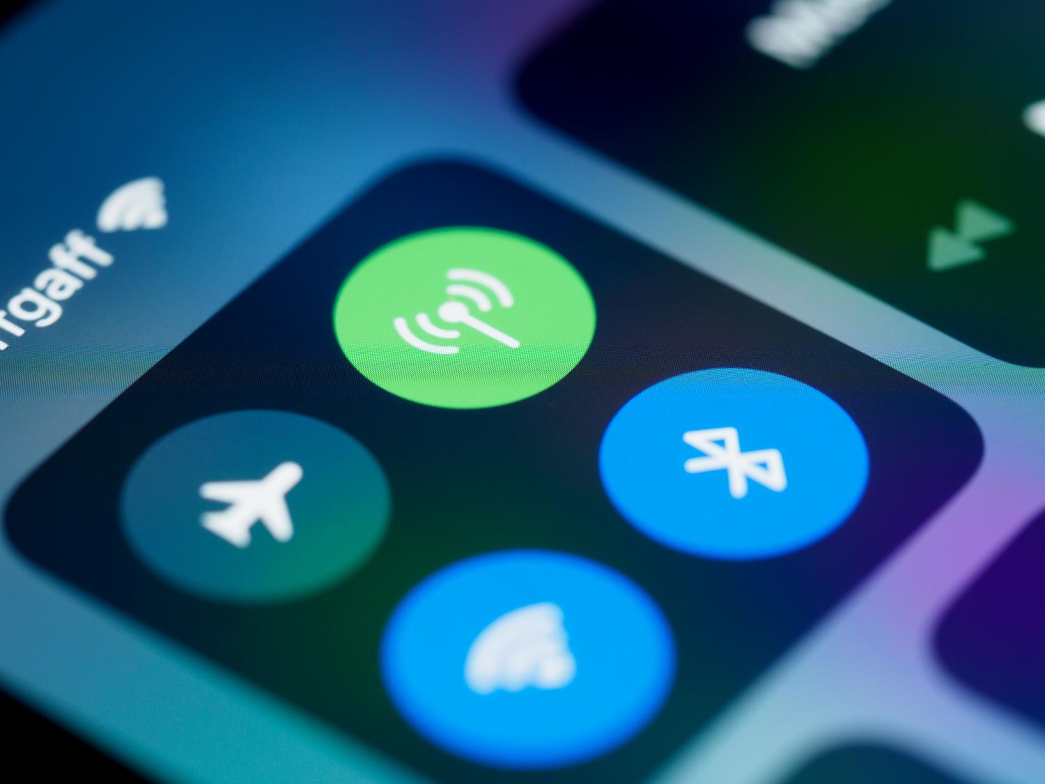 Vista macro de los ajustes de conectividad de un smartphone mostrando los iconos de Wi-Fi, Bluetooth y datos móviles.