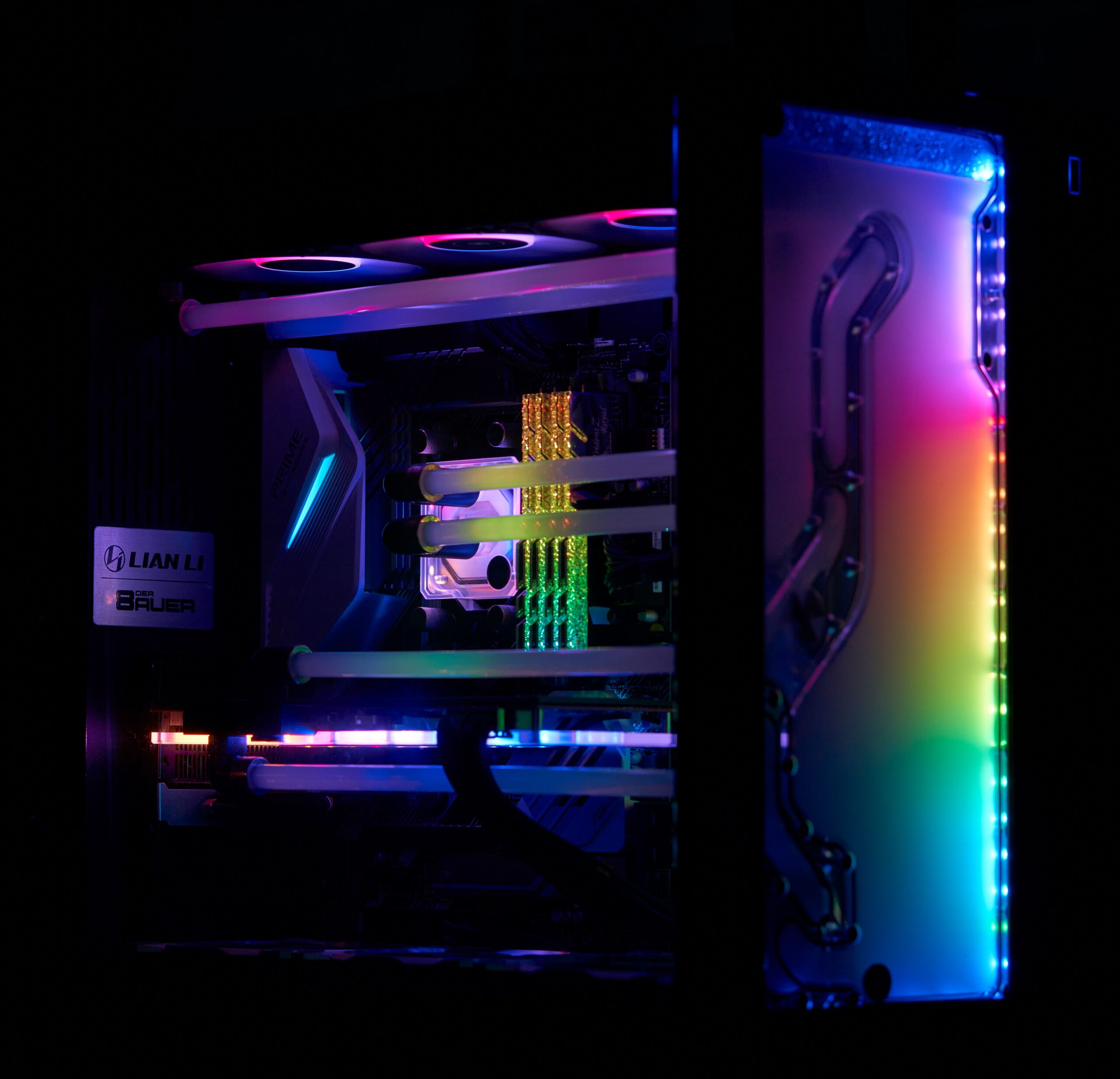 Interior de un PC gaming de alto rendimiento con refrigeración líquida custom y tubos blancos. Iluminación RGB en ventiladores, memoria RAM y panel lateral.