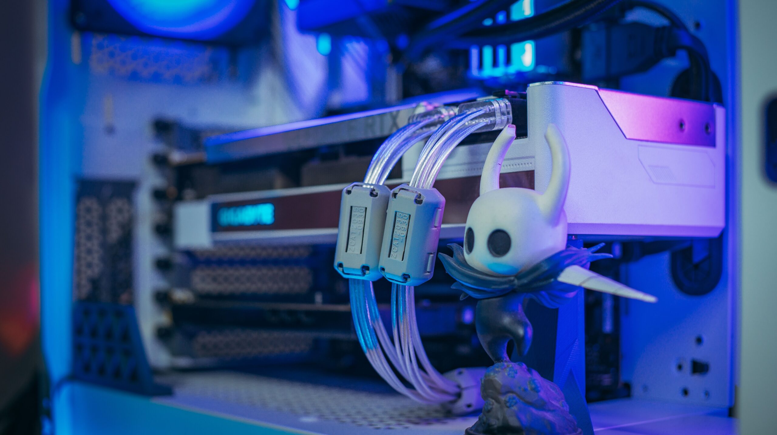 Componentes internos de un PC gaming con refrigeración líquida y gestión de cables optimizada.
