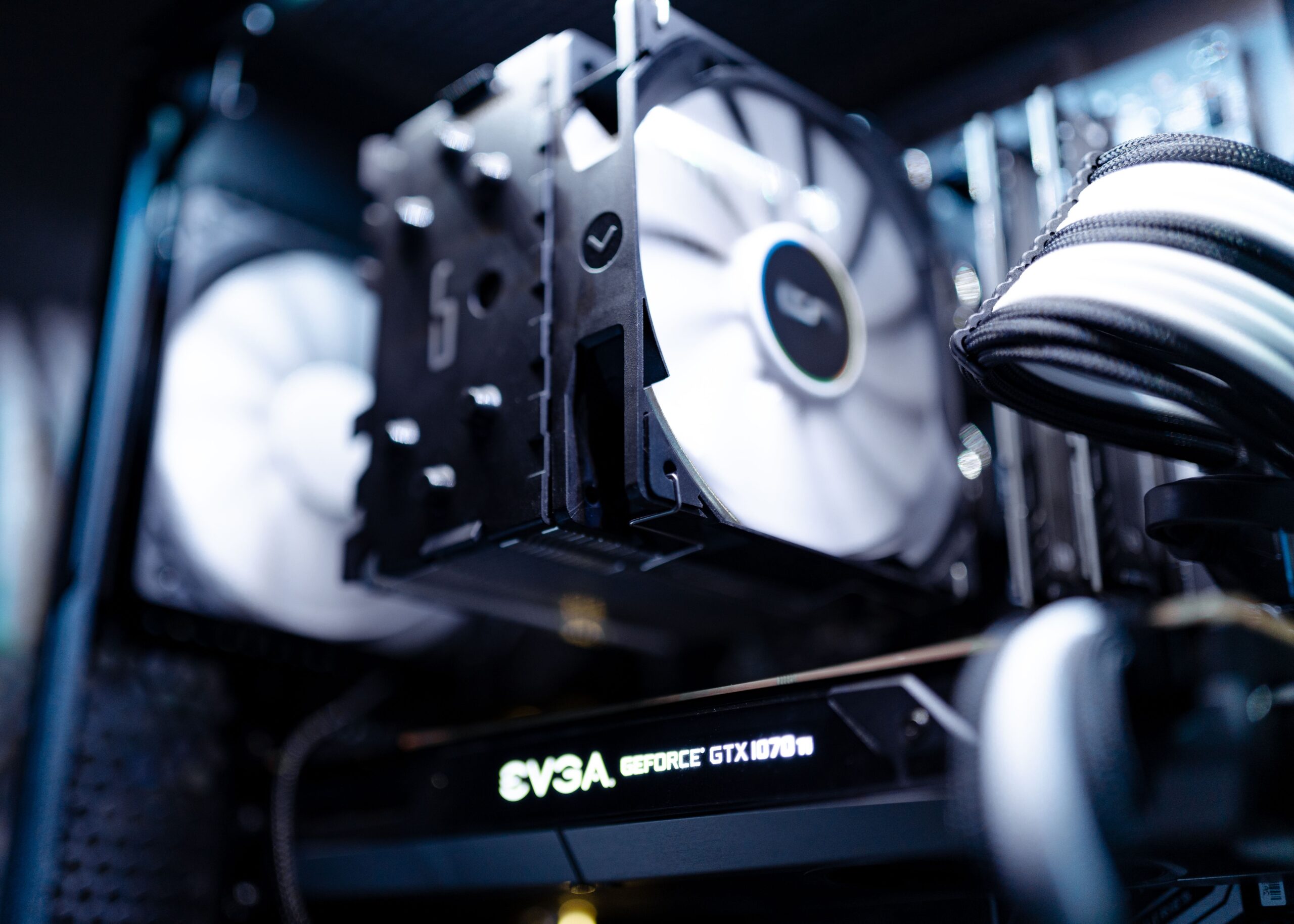 Detalle de un disipador de CPU por aire con ventilador blanco, ideal para ilustrar el flujo de aire y mantenimiento.