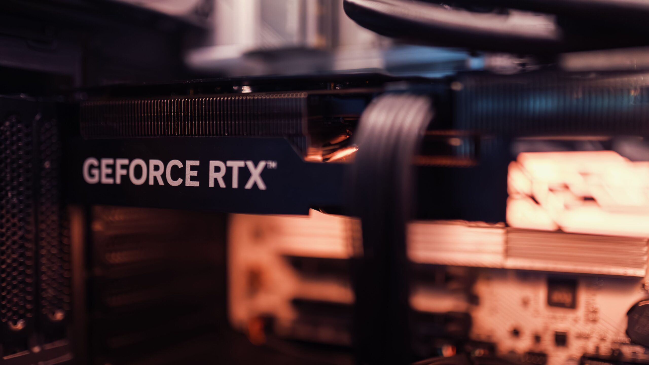 Primer plano detallado de una tarjeta gráfica NVIDIA GeForce RTX instalada en un ordenador.