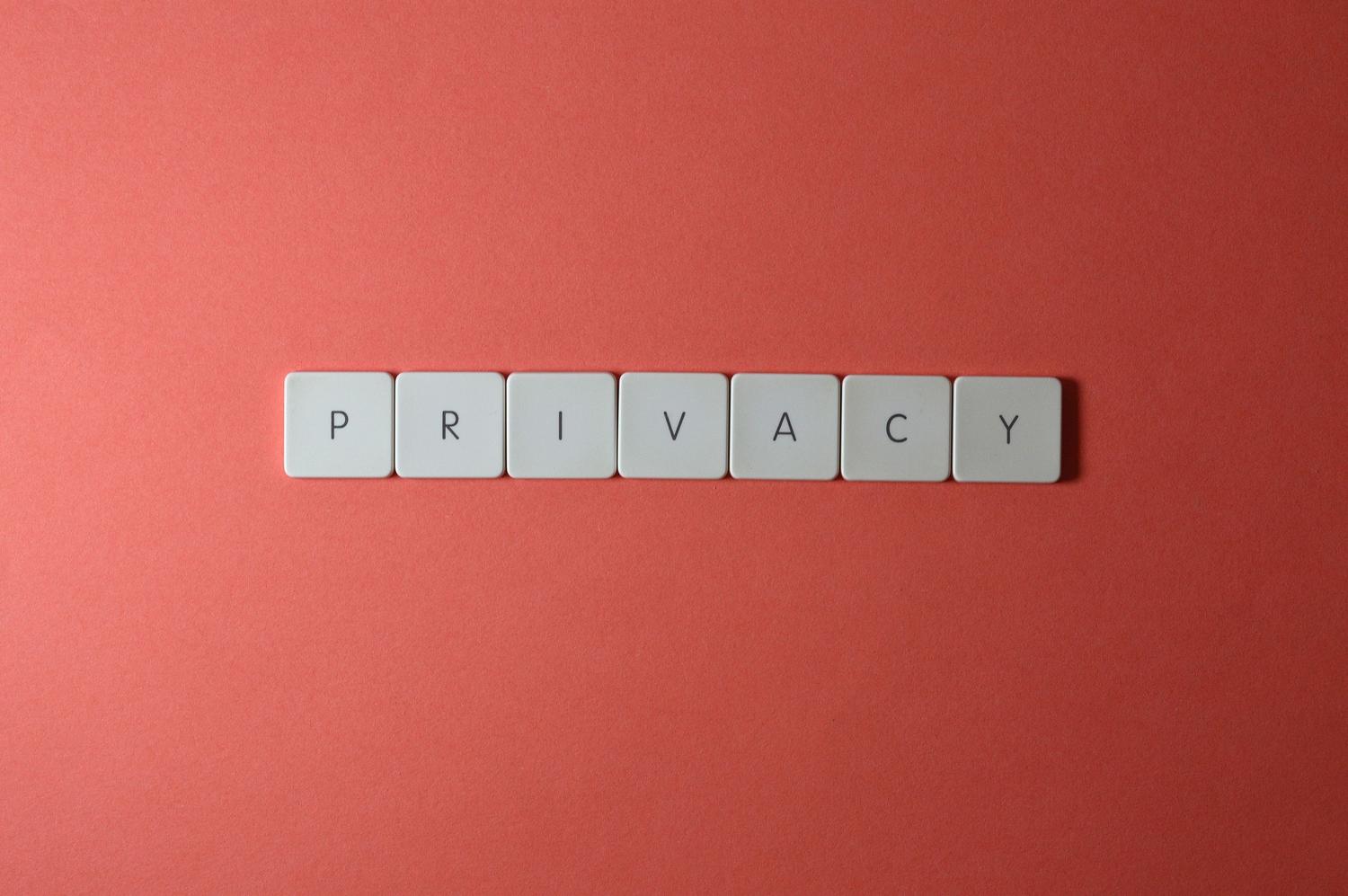 Letras de madera formando la palabra PRIVACY, simbolizando la protección de datos personales frente a la telemetría.