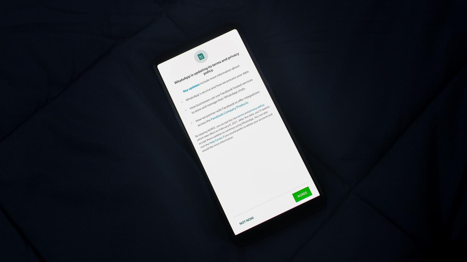 Pantalla de un móvil mostrando una actualización de política de privacidad, representando la gestión de permisos.