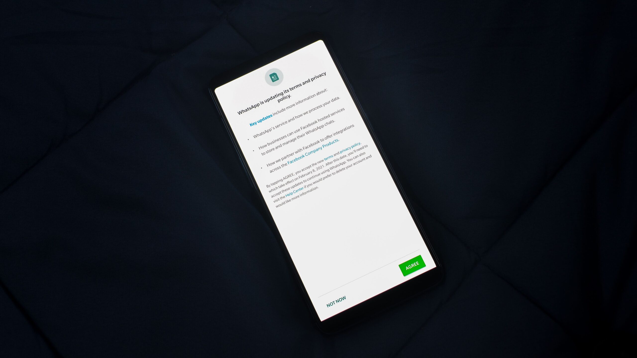 Pantalla de smartphone mostrando un aviso de actualización de política de privacidad de una aplicación.