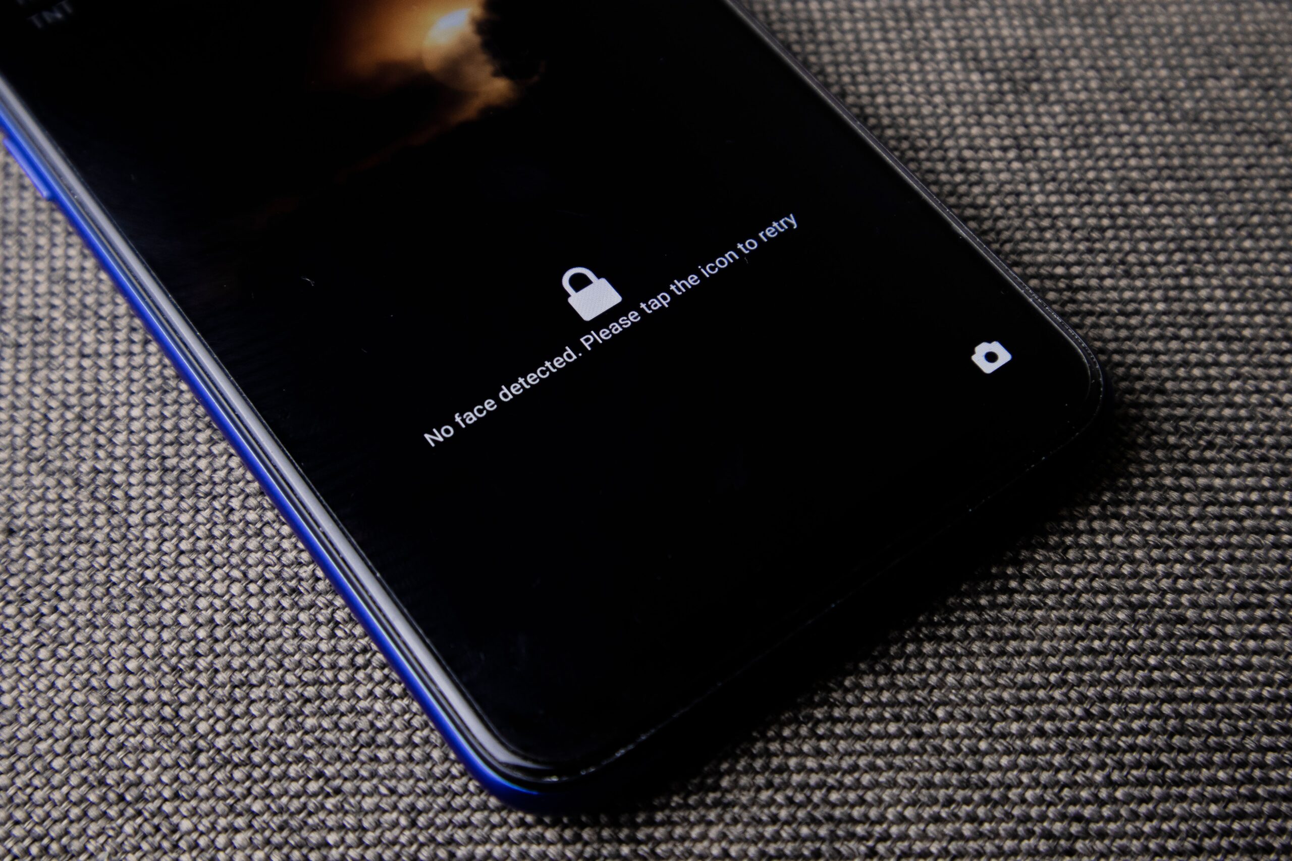 Pantalla de bloqueo de iPhone con el mensaje 'No se ha detectado ningún rostro', ilustrando el funcionamiento de Face ID.