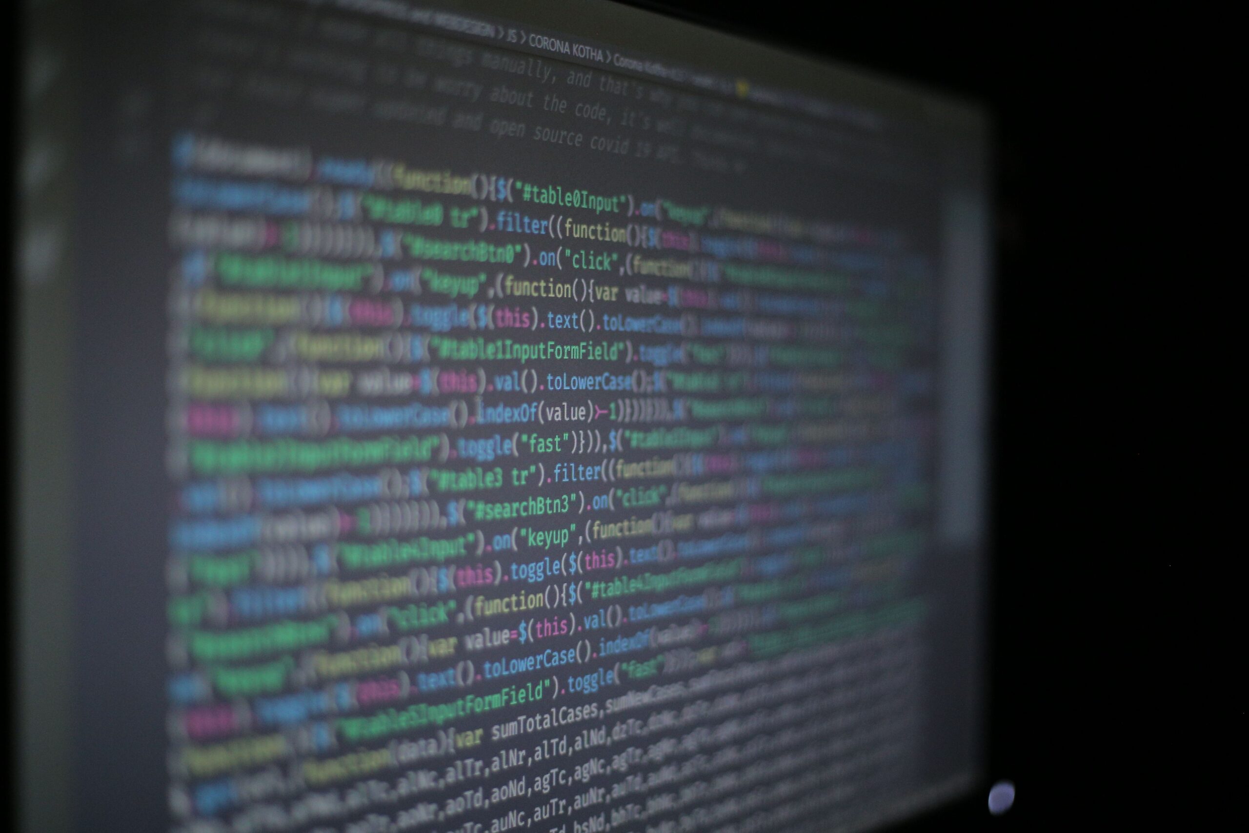 Código de programación colorido en una pantalla de ordenador, simbolizando la edición de archivos de configuración como sysctl.conf en Linux.