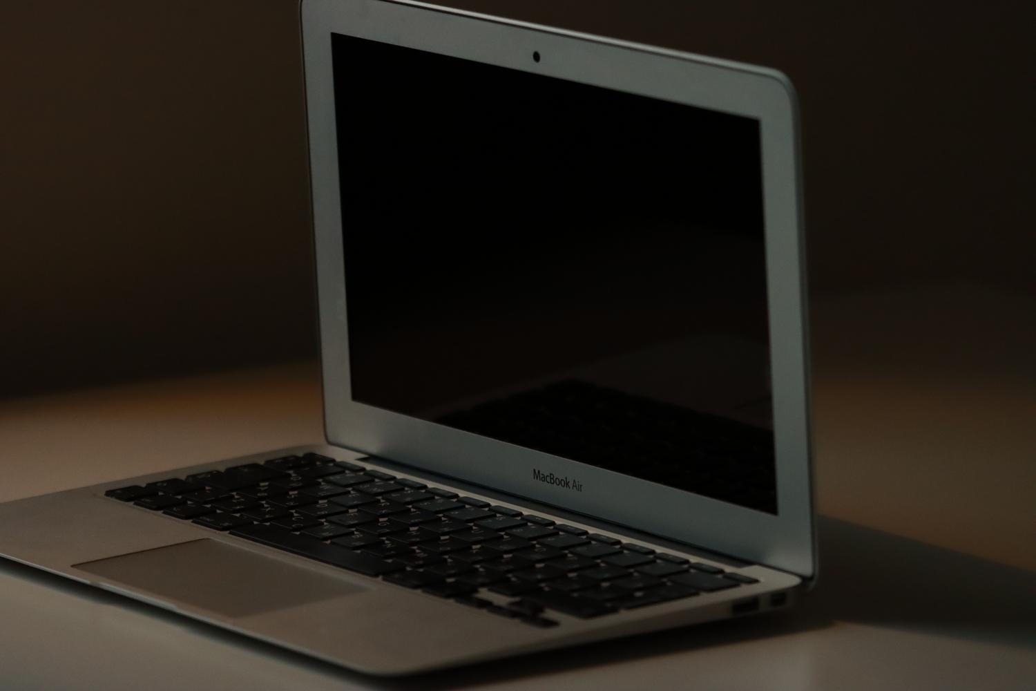 Vista minimalista y detallada de un MacBook Air, adecuada para acompañar consejos técnicos avanzados de configuración de sistema.