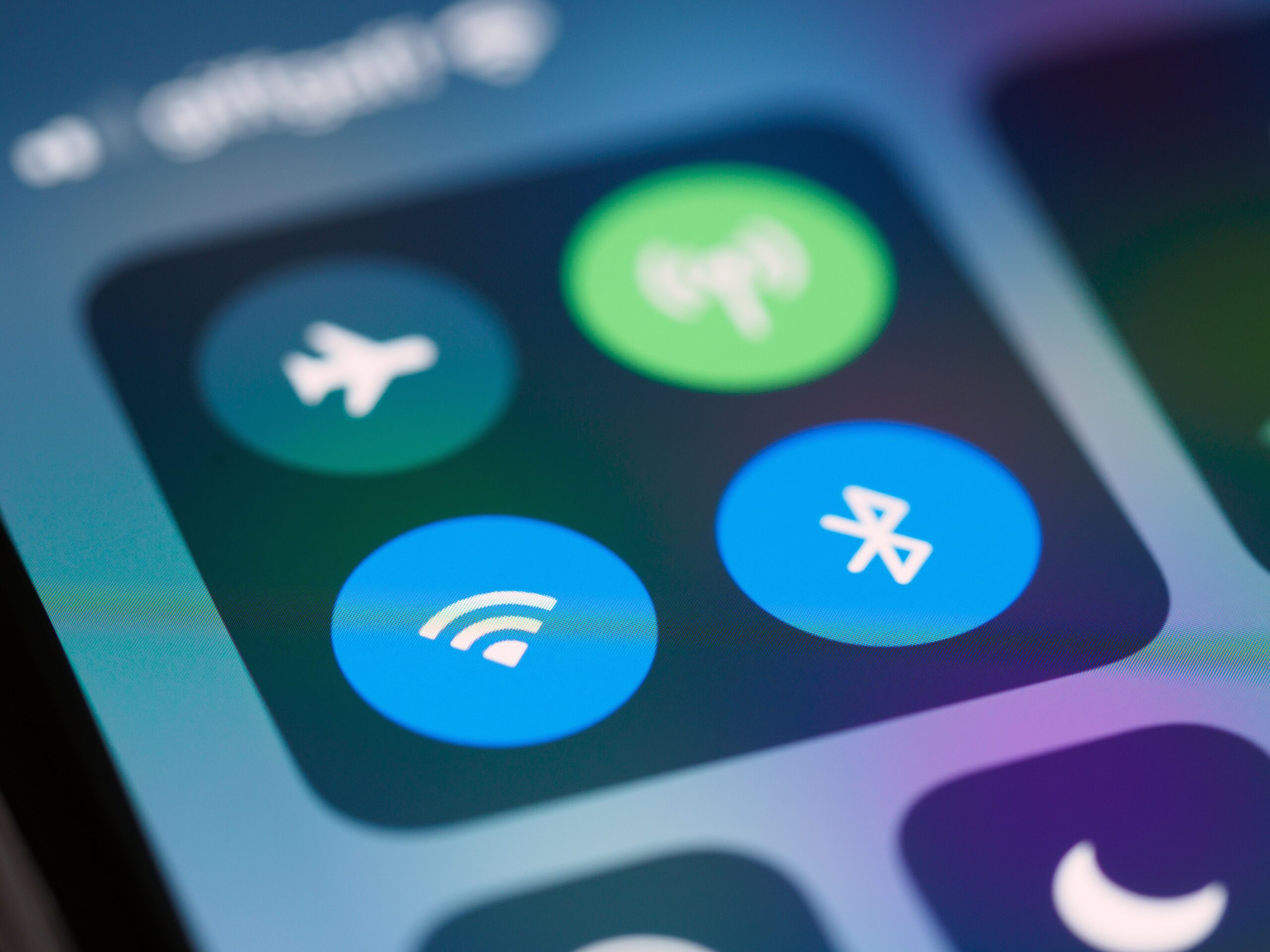 Primer plano del panel de control de un smartphone mostrando iconos de conectividad como WiFi y red móvil