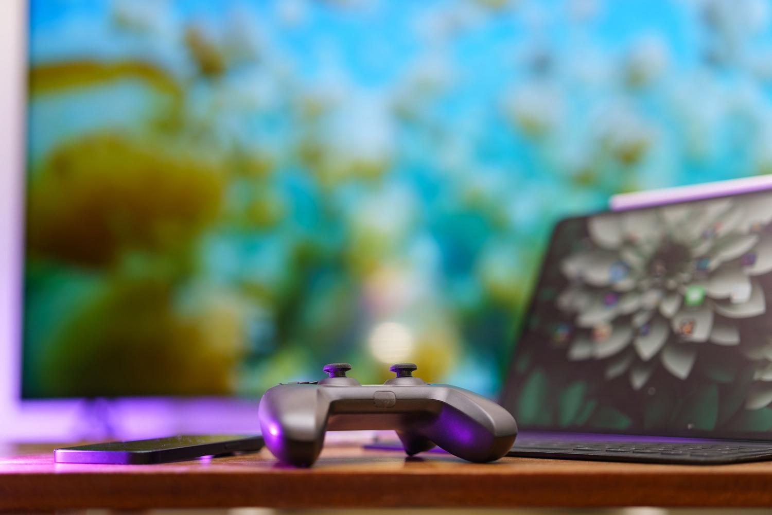 Set de gaming moderno con mando y pantalla de Smart TV vibrante en un ambiente acogedor.