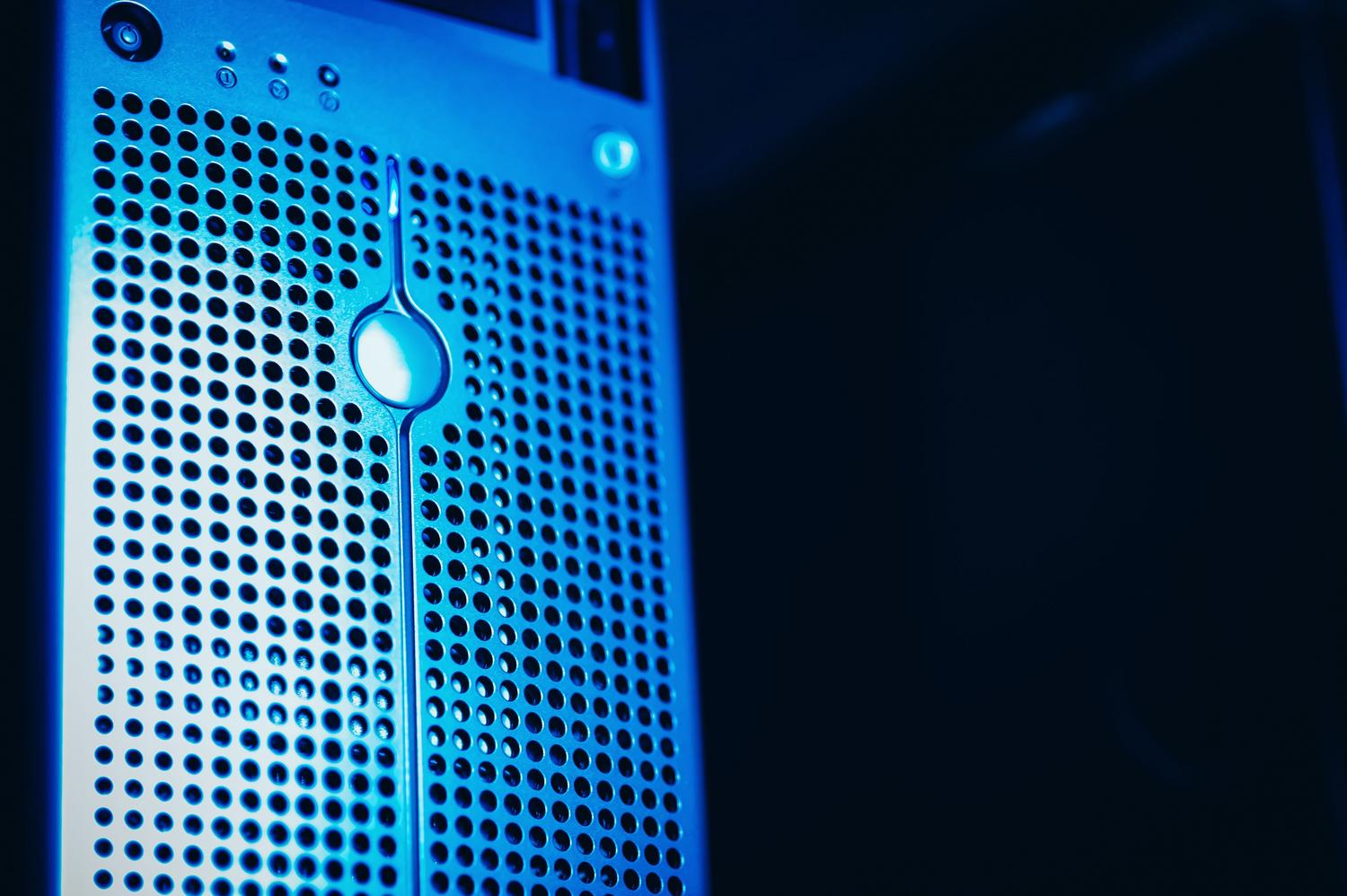 Rack de servidores moderno con iluminación azul en un centro de datos seguro, representando infraestructuras de Confianza Cero.