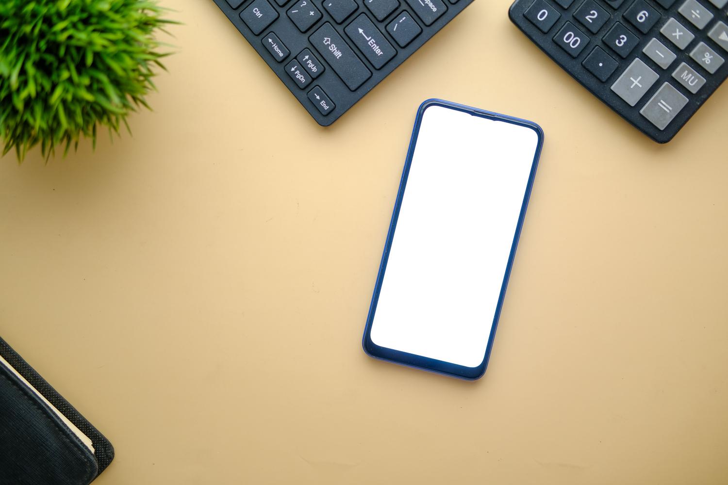 Smartphone sobre un escritorio, representando la configuración de ajustes del sistema Android.