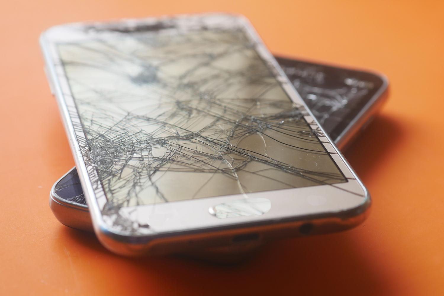 Pantallas de smartphone rotas, ilustrando fallos físicos que afectan la respuesta táctil.