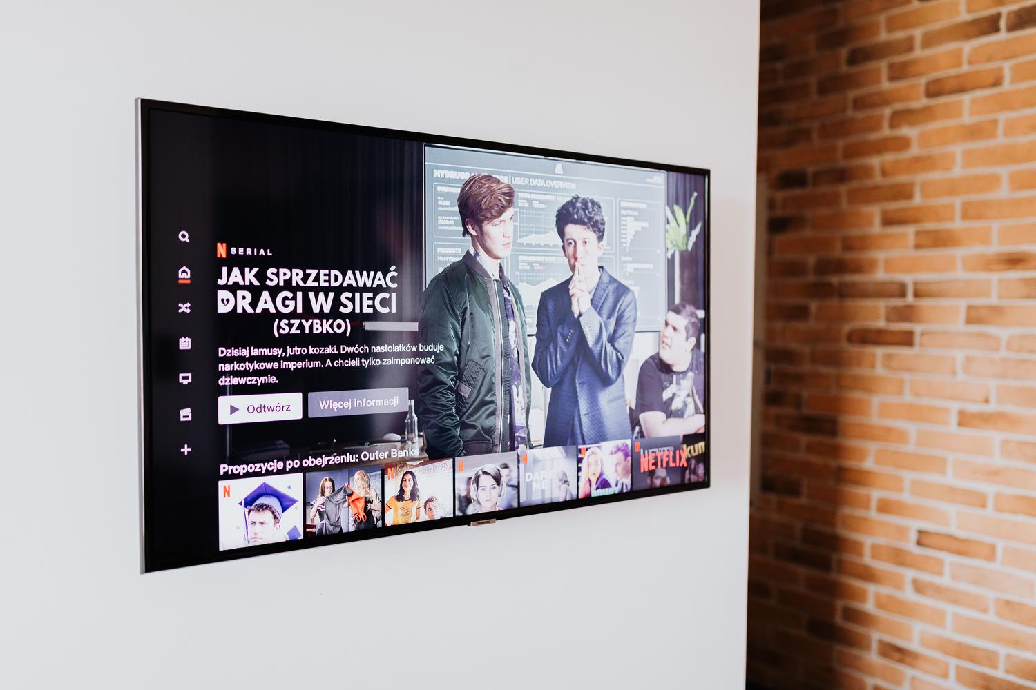 Televisor inteligente en un entorno de salón contemporáneo transmitiendo contenido multimedia