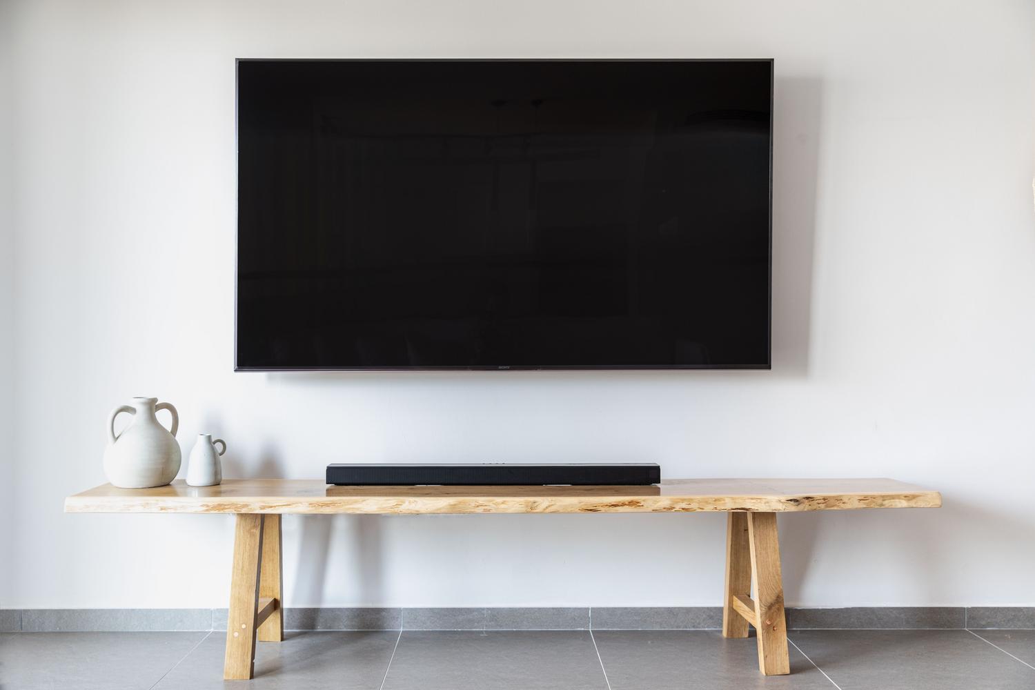 Configuración de sistema de entretenimiento con Smart TV y barra de sonido integrada