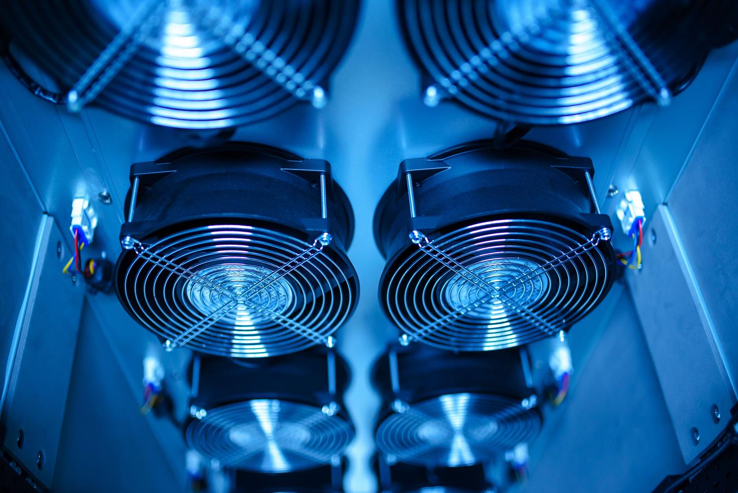 Ventiladores industriales de aire forzado instalados en un rack de servidores para el control térmico en recintos profesionales compactos.