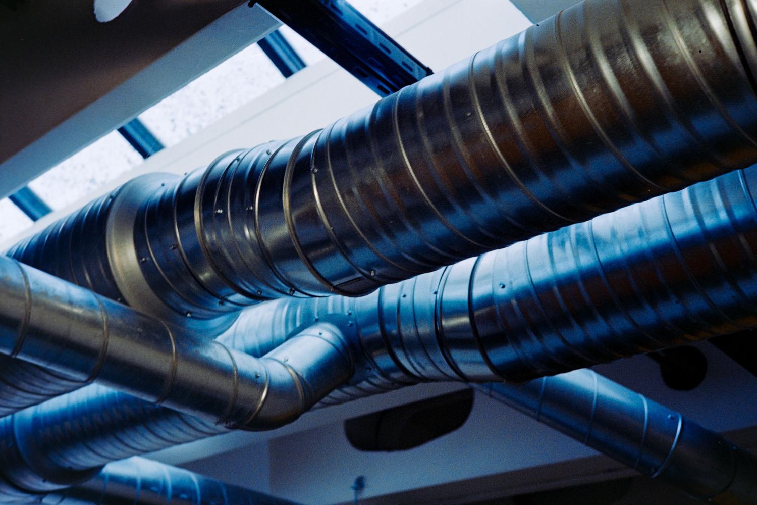 Red de conductos metálicos de un sistema de ventilación mecánica controlada (VMC) para la gestión térmica en instalaciones industriales.