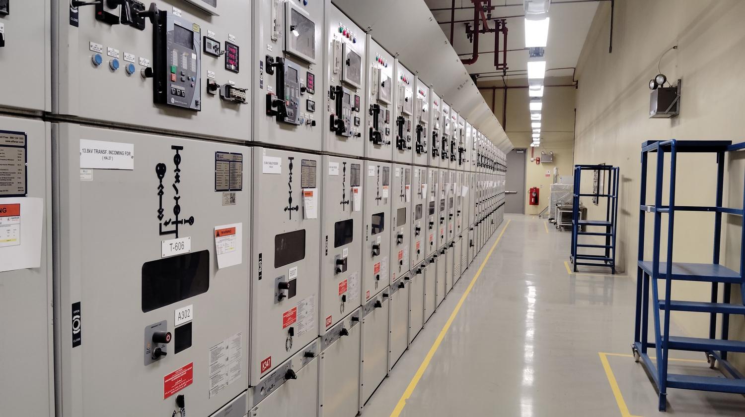Fila de armarios eléctricos industriales en una sala de control, donde la gestión del calor interno es crítica para evitar averías.