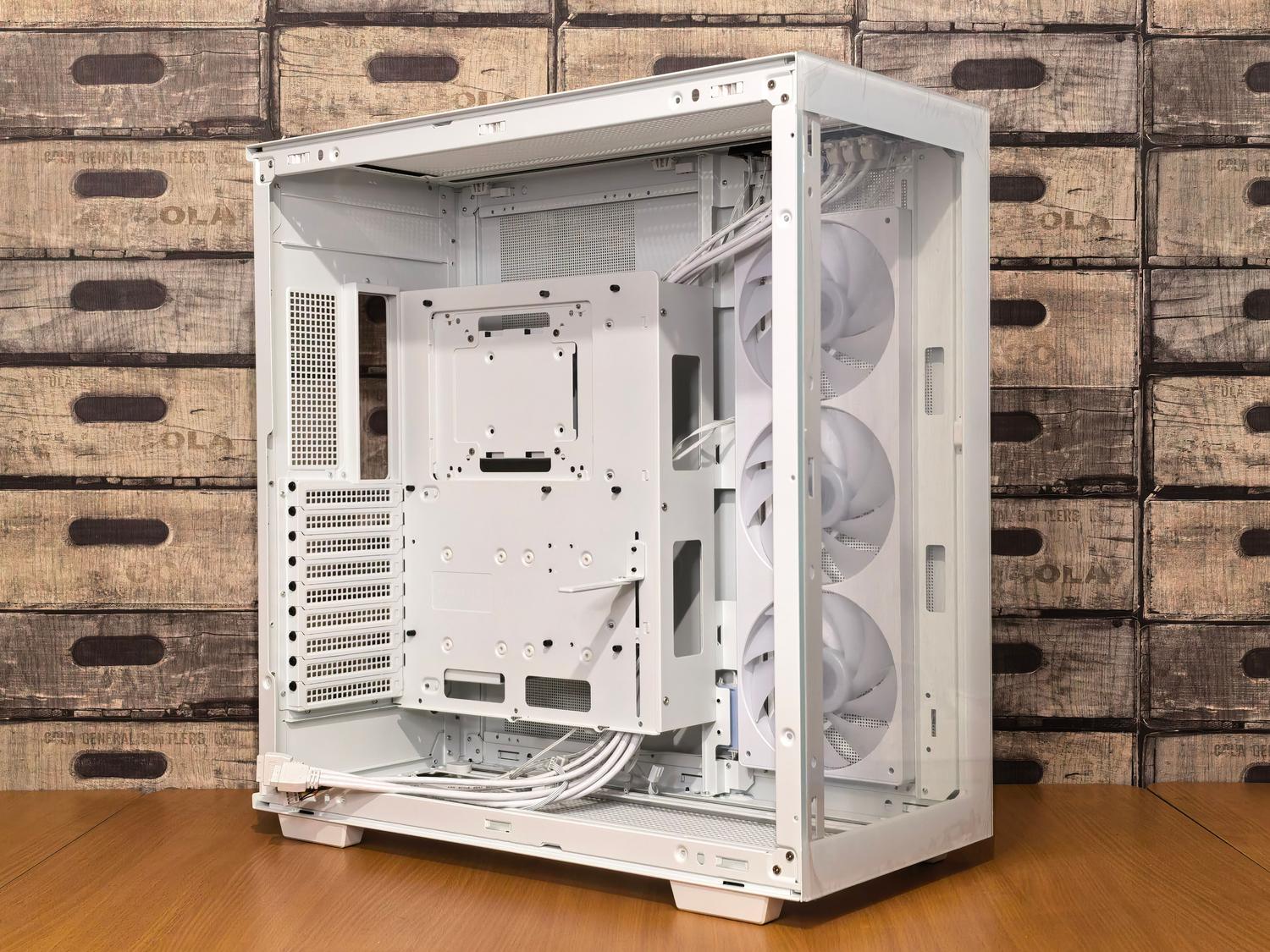 Interior de una caja de PC blanca con ventiladores frontales de entrada y gestión de cables optimizada para mejorar el flujo de aire.