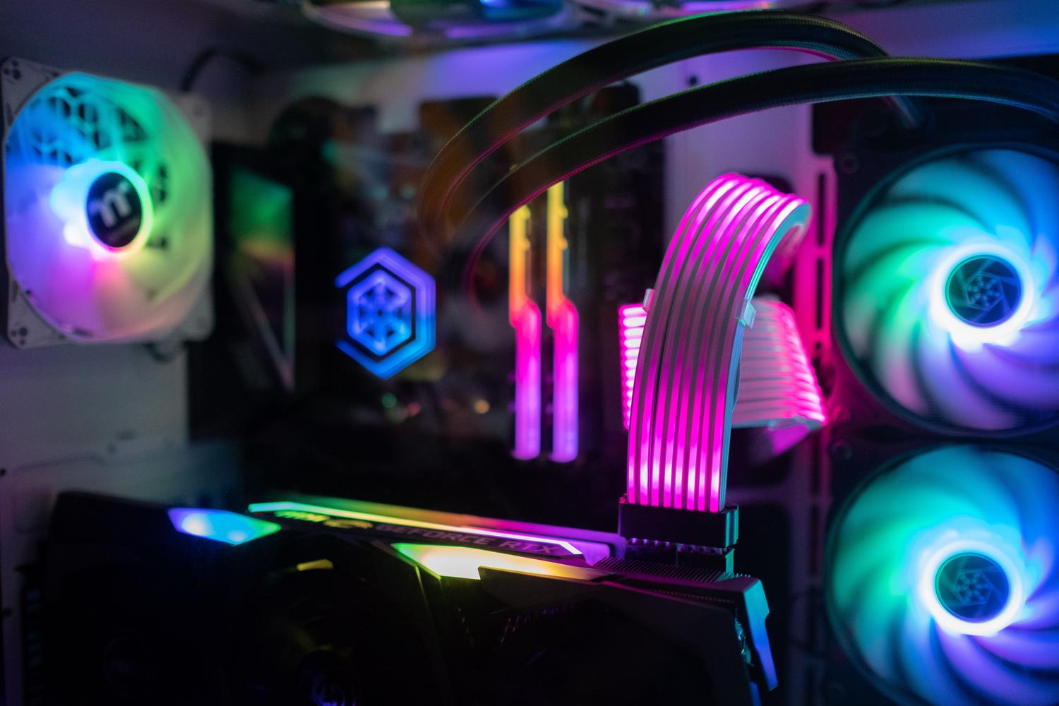 Vista detallada de los componentes internos de una torre de PC con luces LED vibrantes.