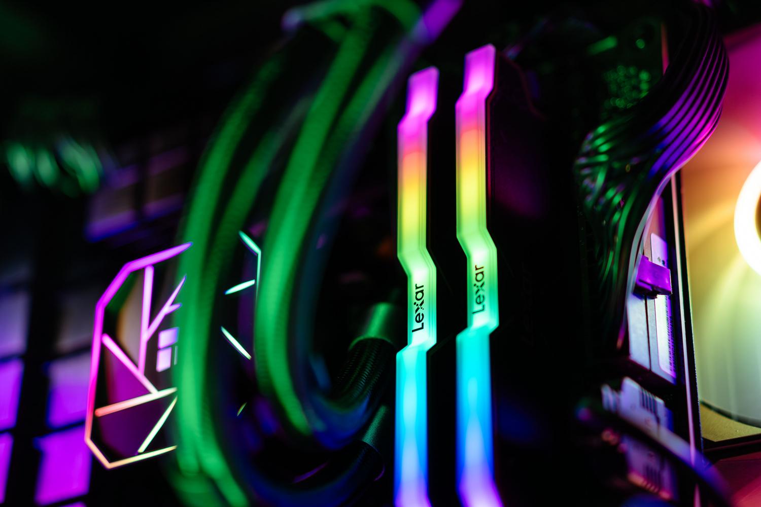 Detalle de memoria RAM y tubos de refrigeración con iluminación RGB coordinada.