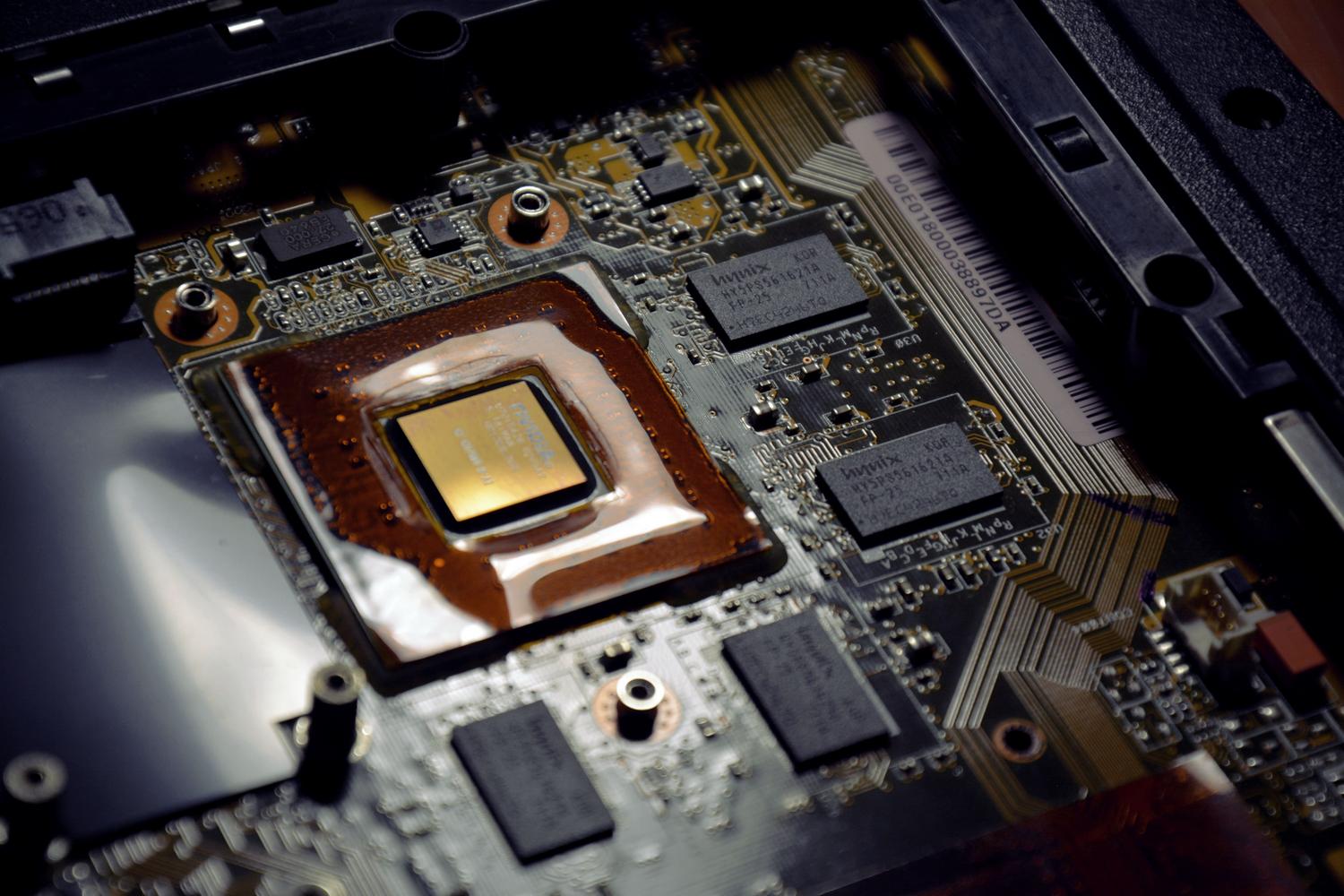 Vista detallada de los componentes internos de la placa base de un ordenador portátil para analizar el hardware.