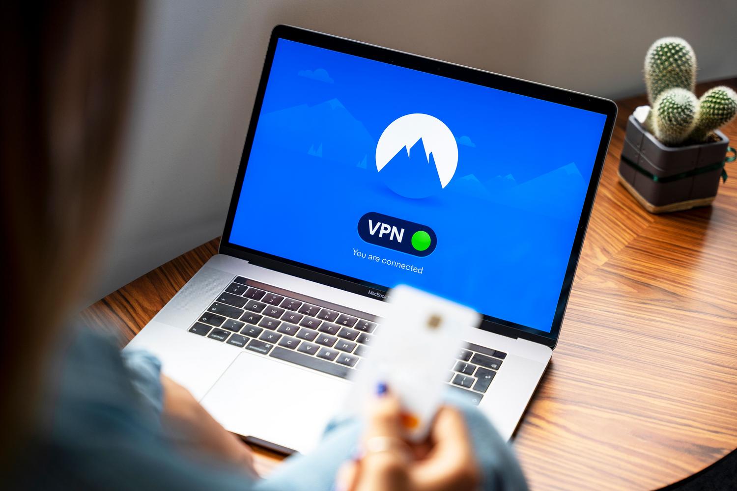 Una persona utilizando una VPN en su ordenador portátil para navegar de forma segura y privada.