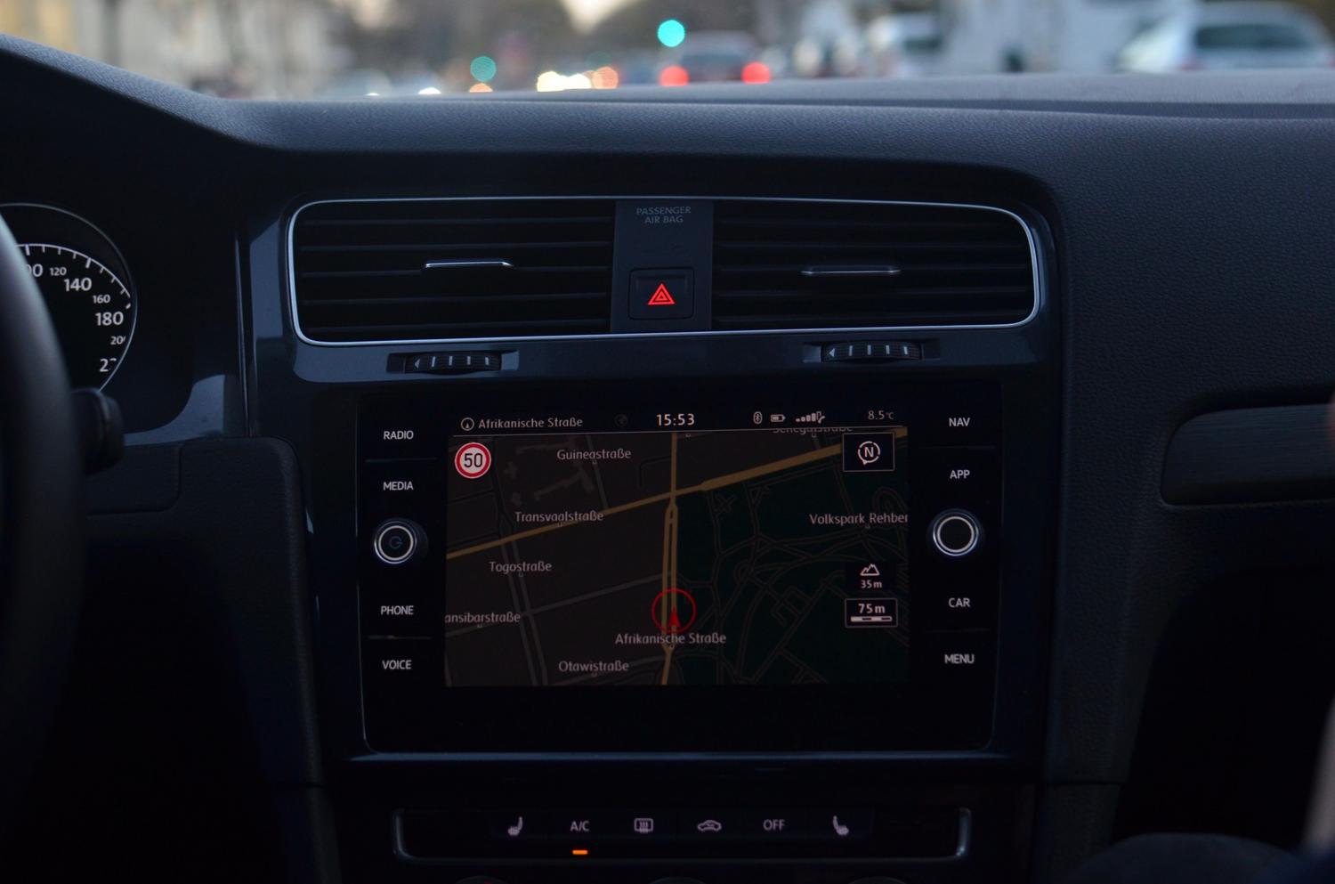 Sistema de navegación GPS activo en la pantalla del salpicadero de un coche moderno